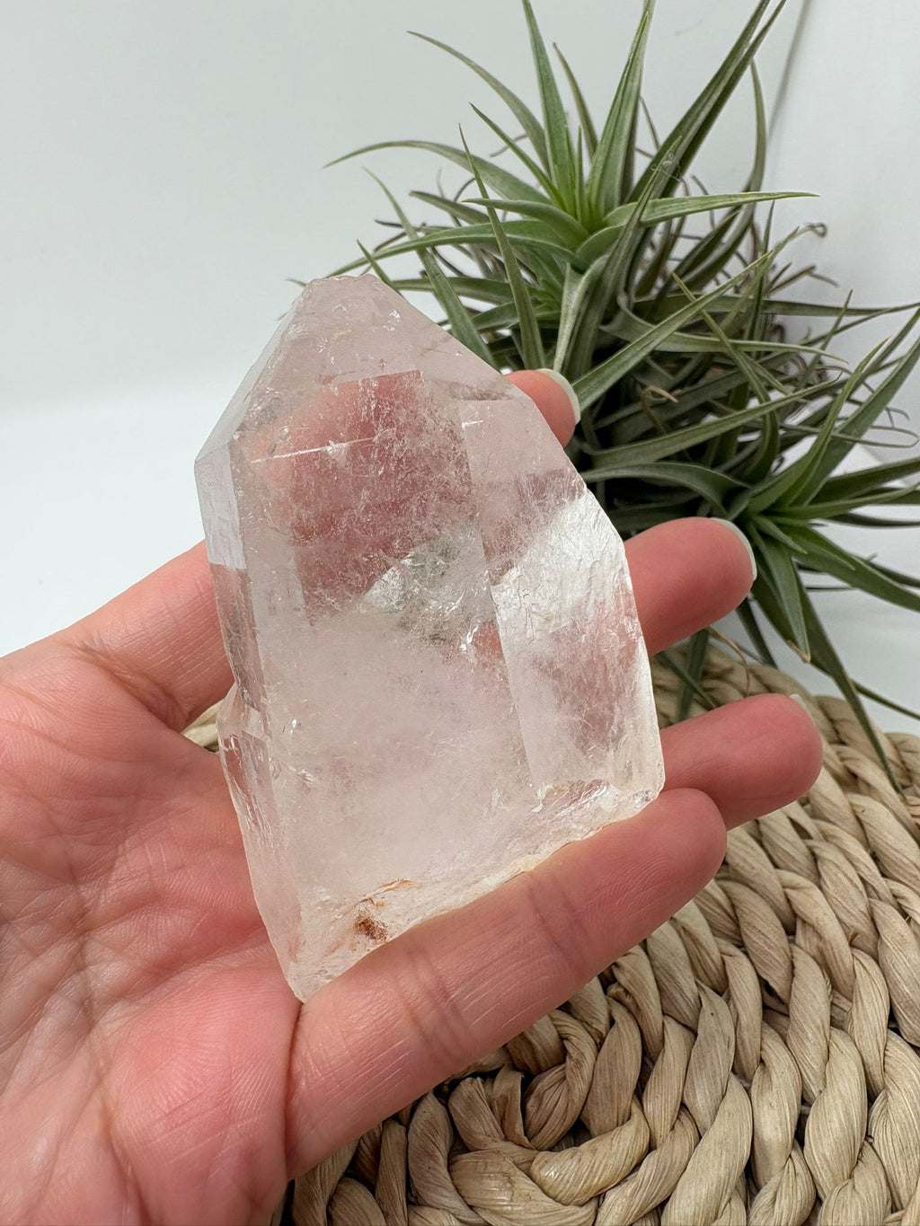 Punta&nbsp; de cuarzo natural en bruto, donde se pueden apreciar claramente las caras cristalinas formadas de manera natural durante el crecimiento del mineral.

&nbsp;Este tipo de formaciones se producen cuando el cuarzo cristaliza lentamente en cavidades de roca, creando superficies geométricas naturales con brillo vítreo característico.

Una pieza muy interesante tanto para coleccionistas de minerales como para decoración con cristales naturales.

El cuarzo es uno de los minerales más conocidos y valorad