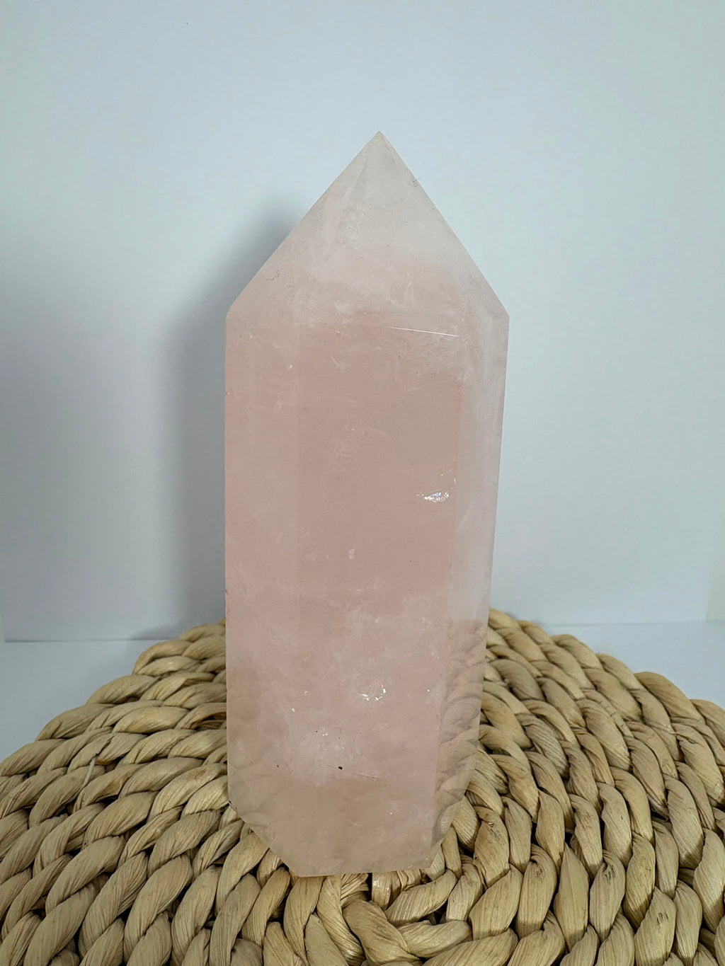 Generador de cuarzo rosa natural de alta calidad de 421 g. Pieza única con un precioso color rosado, más intenso en persona, pulido brillante y 12,5 × 4,7 cm.