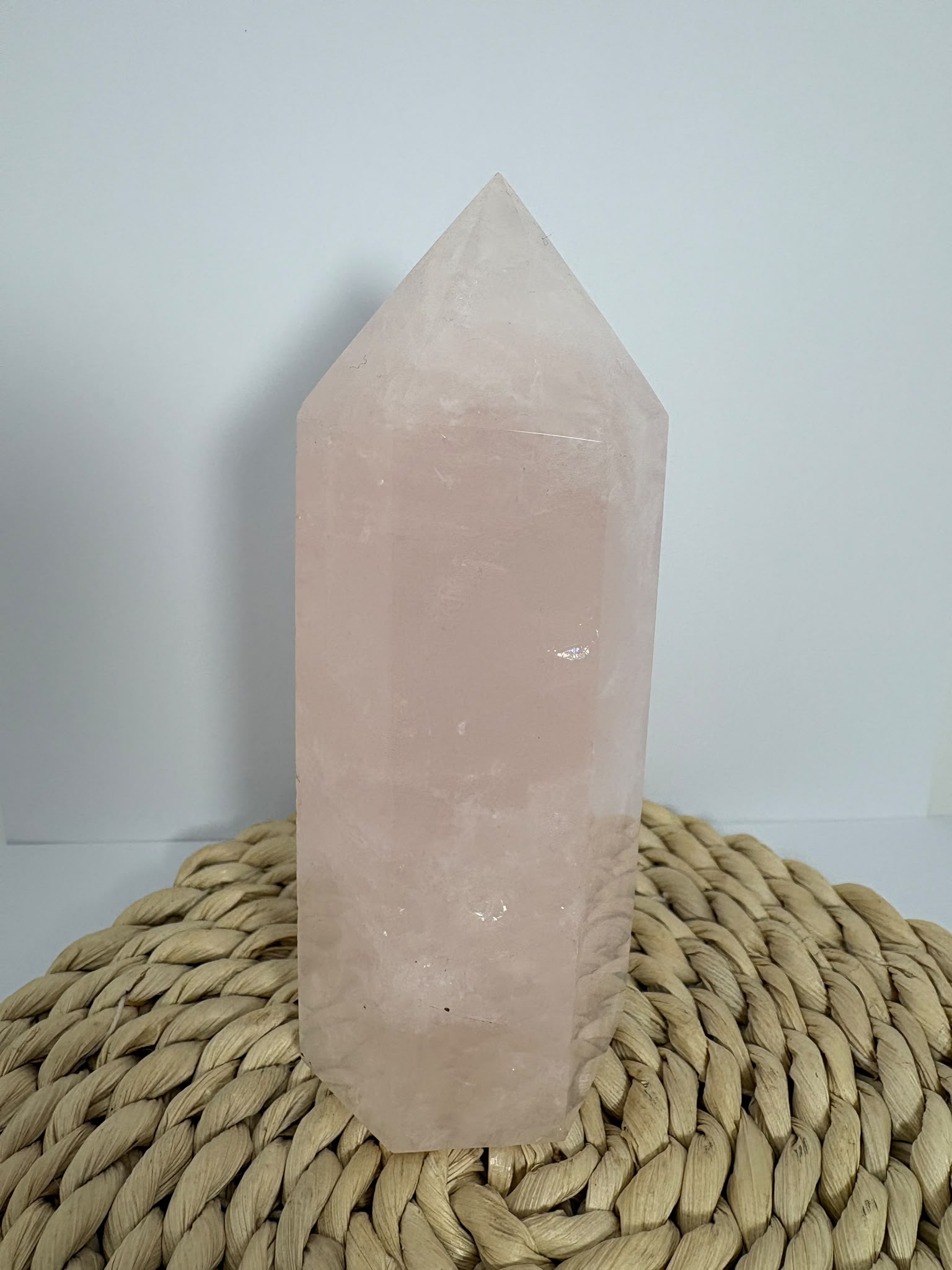 Generador de cuarzo rosa natural de alta calidad de 421 g. Pieza única con un precioso color rosado, más intenso en persona, pulido brillante y 12,5 × 4,7 cm.