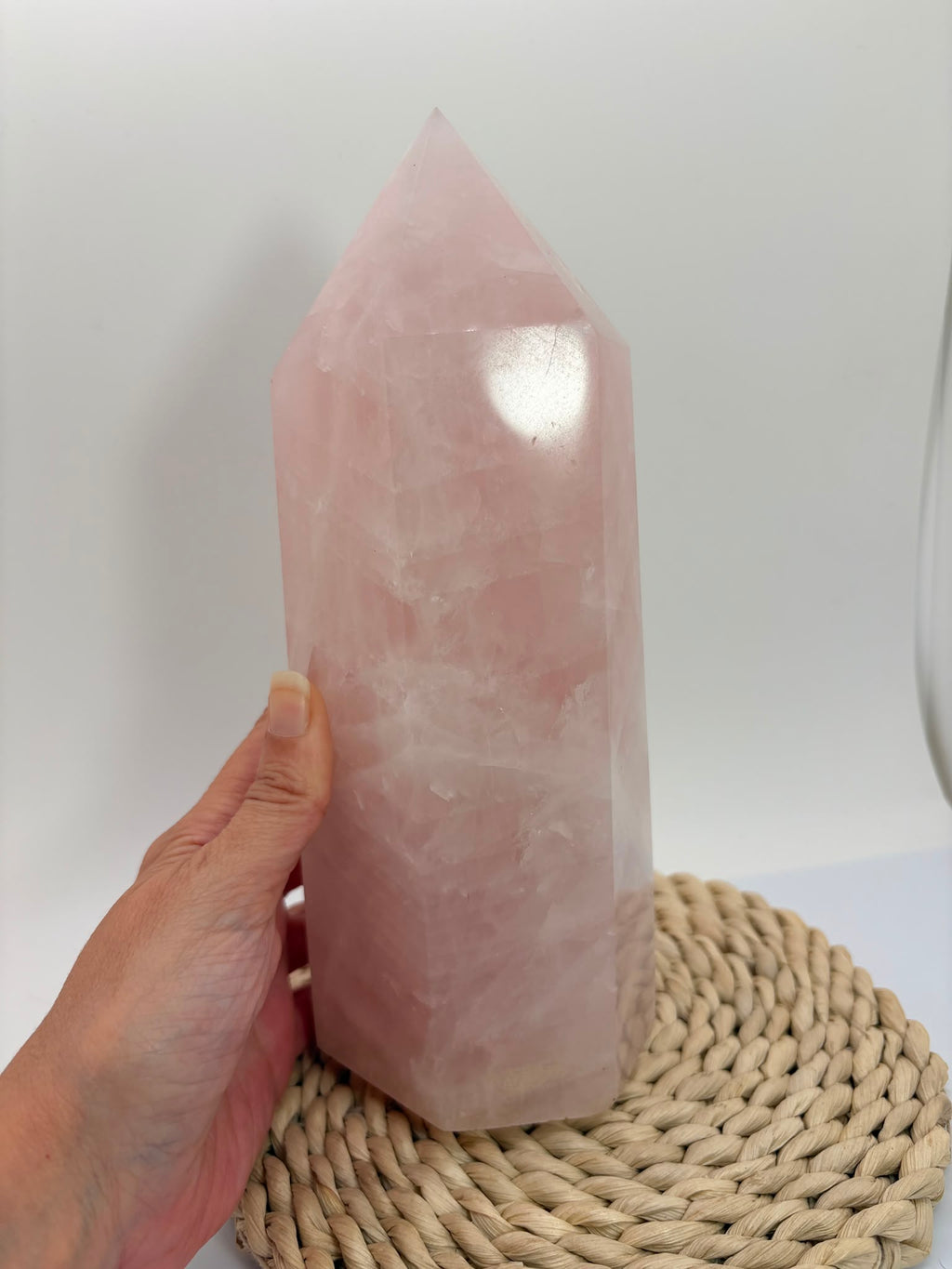 Generador de cuarzo rosa natural de alta calidad de 421 g. Pieza única con un precioso color rosado, más intenso en persona, pulido brillante y 12,5 × 4,7 cm.