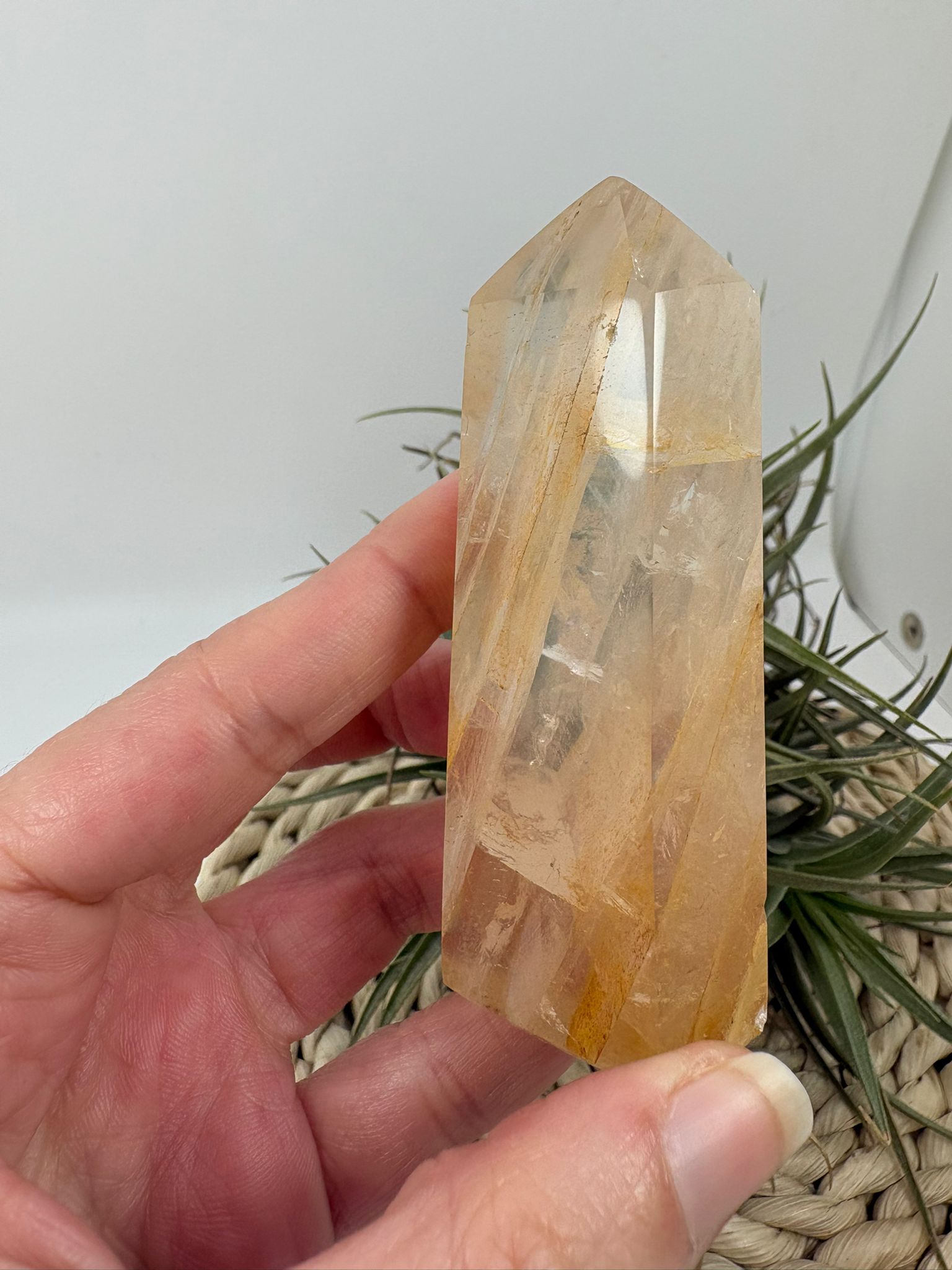 Punta de cuarzo sanador con inclusiones naturales, cristalina y única. Ideal para energía, decoración y colección. Disponible en La Hada de las Piedras.