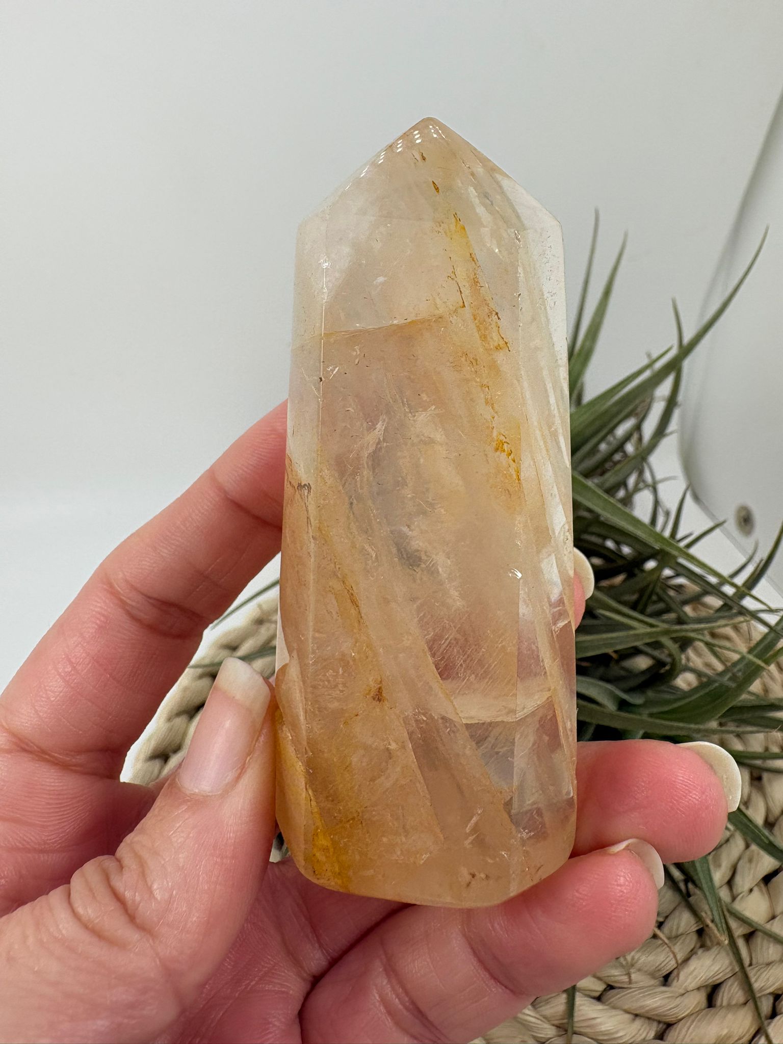 Punta de cuarzo sanador con inclusiones naturales, cristalina y única. Ideal para energía, decoración y colección. Disponible en La Hada de las Piedras.