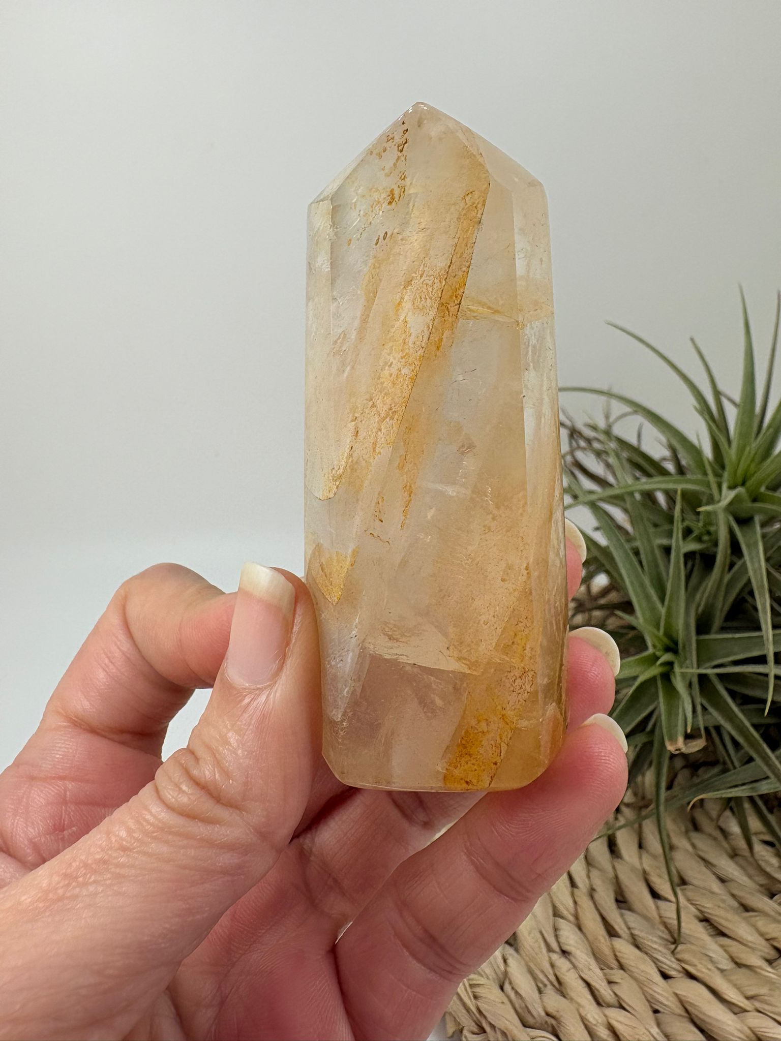 Punta de cuarzo sanador con inclusiones naturales, cristalina y única. Ideal para energía, decoración y colección. Disponible en La Hada de las Piedras.