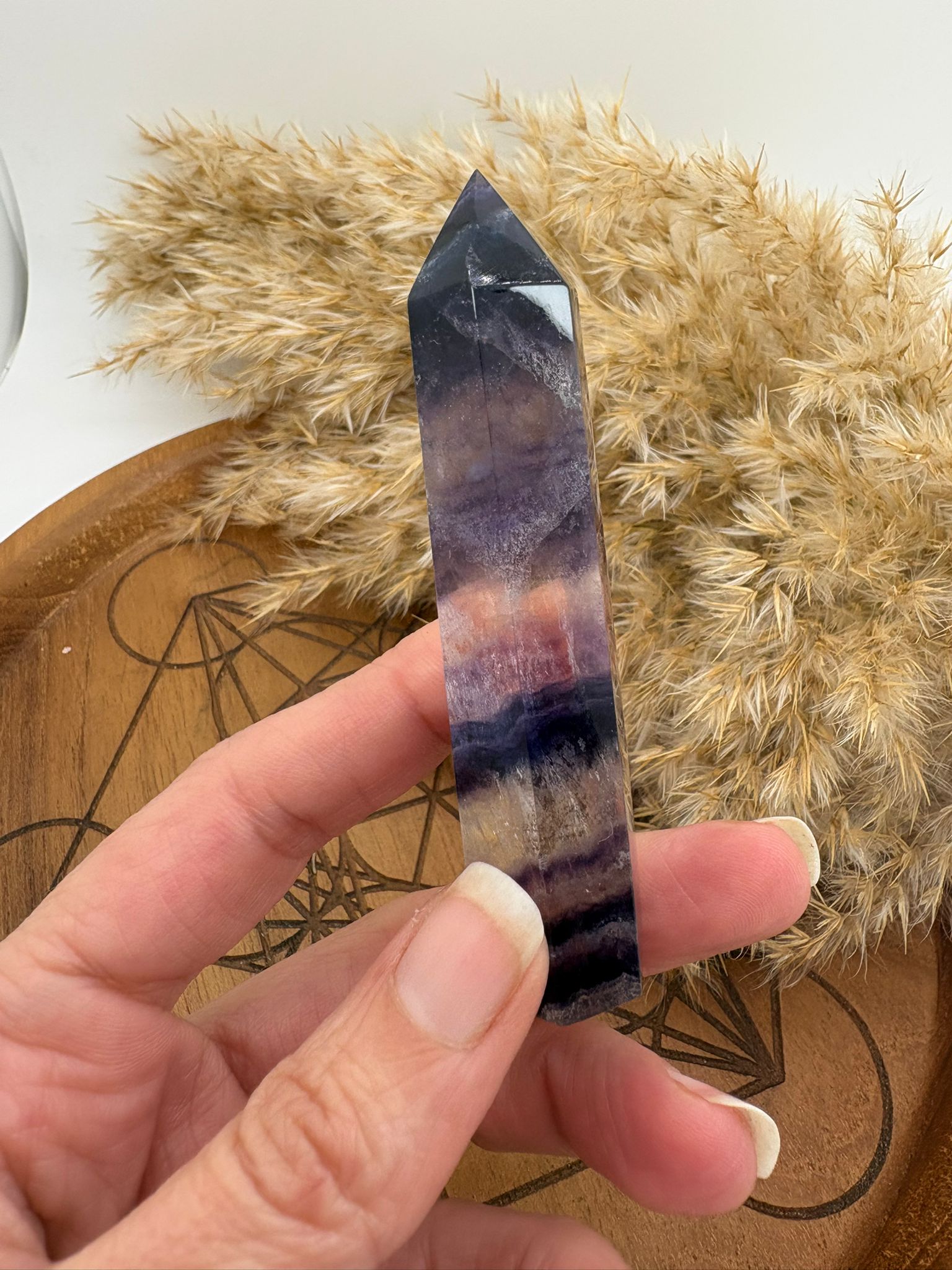 Punta de fluorita natural muy cristalina y de gran calidad. Pieza única ideal para aportar claridad mental, concentración y equilibrio en tu día a día.