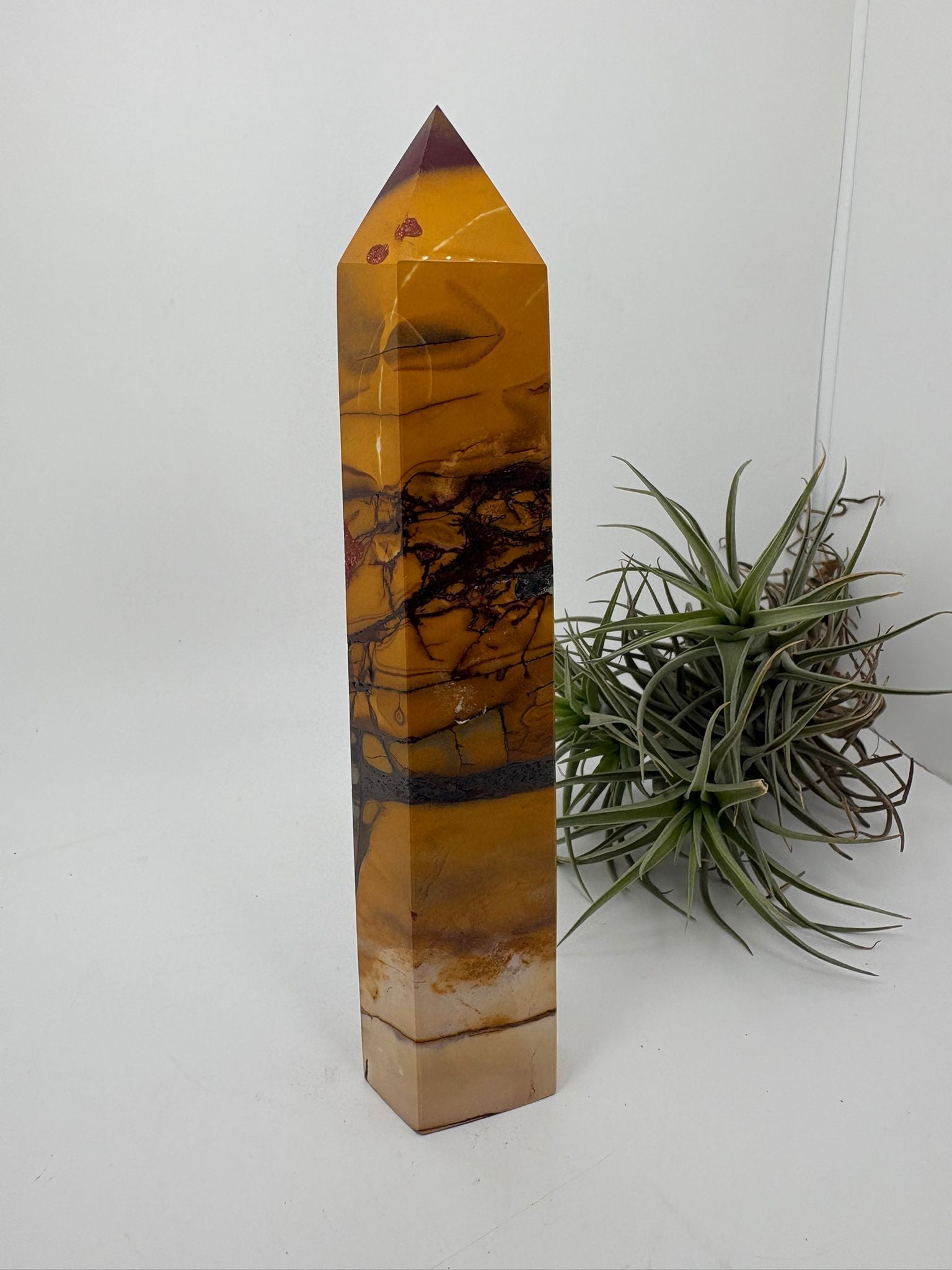 Punta de jaspe mokaita natural de gran tamaño con espectaculares vetas y colores tierra. Ideal para decoración, meditación, colección y armonización energética.