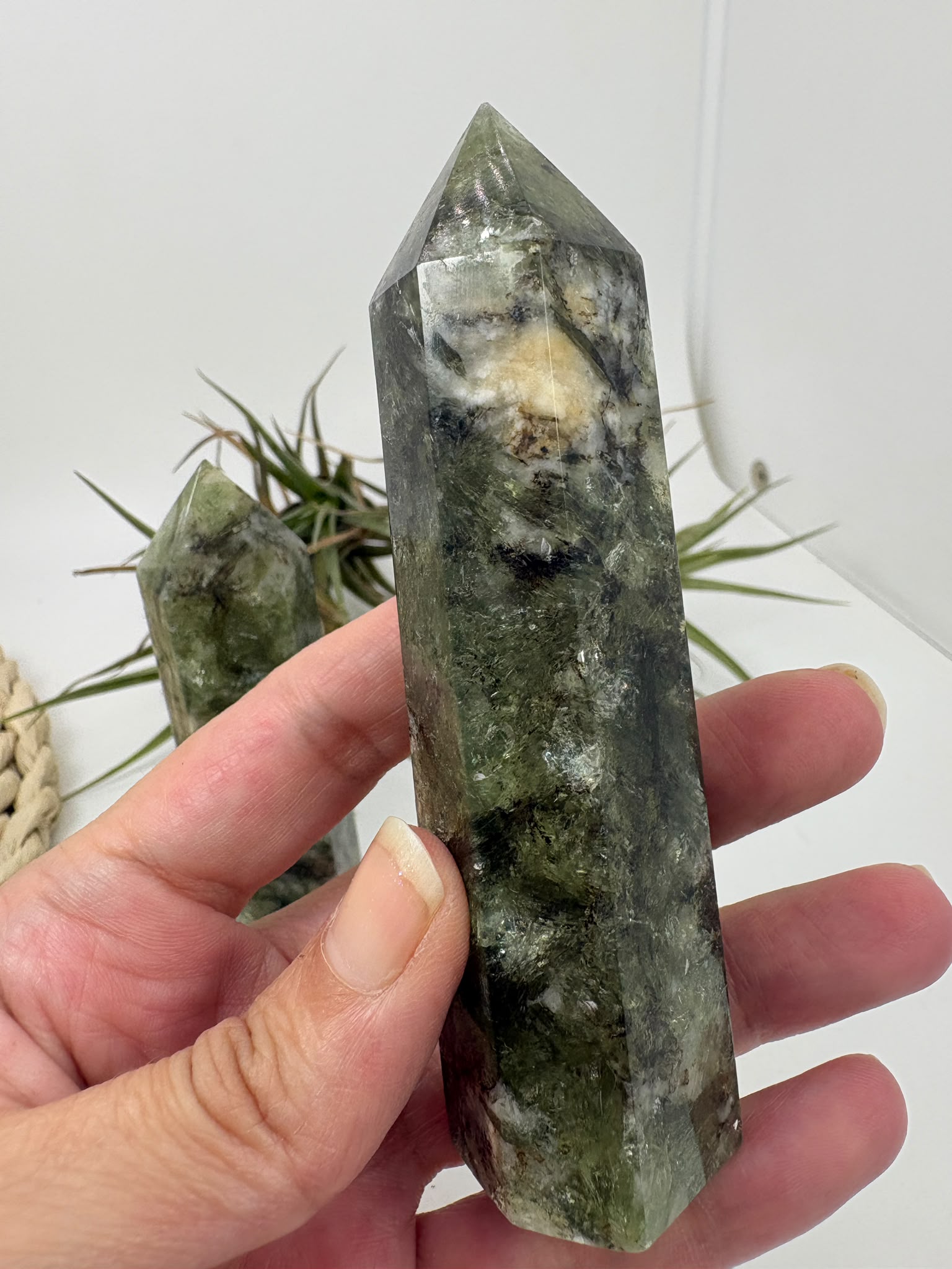 Punta de mica verde natural con bonitos destellos. Disponible en dos piezas únicas, M4 y M6, para que puedas elegir tu favorita.