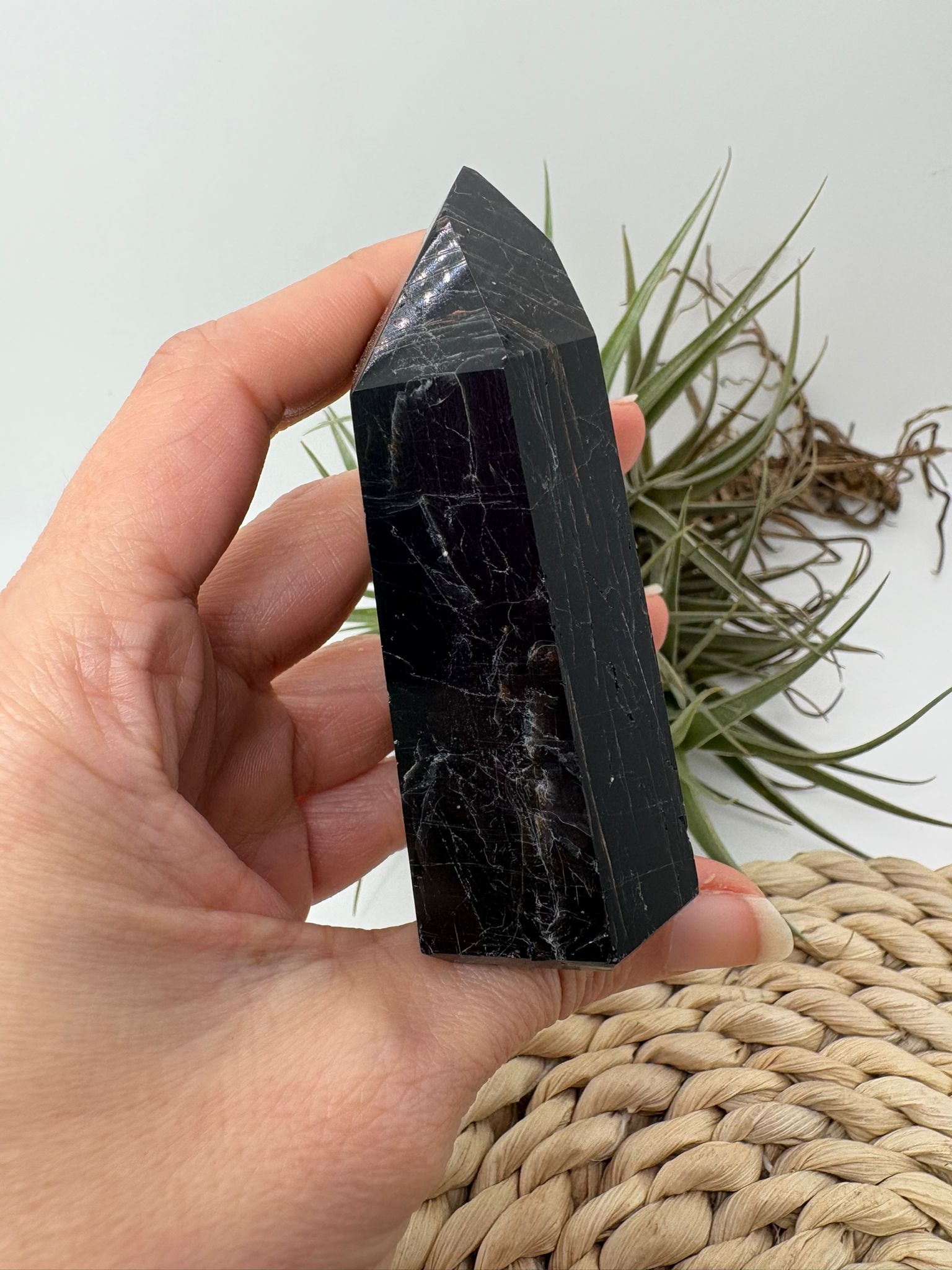 punta de turmalina pulida con inclusiones de hematite, piedra de protección 