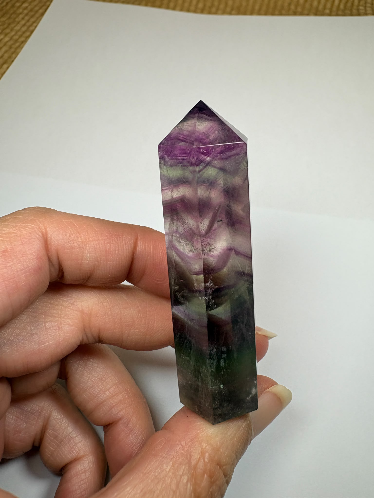 Punta de fluorita arcoíris natural pulida de 6 × 1,5 cm. Pieza única con hermosas bandas de color, ideal para colección, decoración o meditación