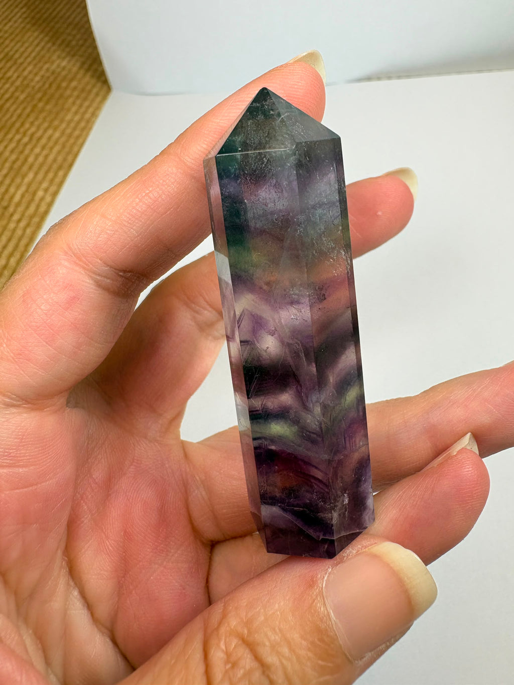 Punta de fluorita arcoíris natural pulida de 6 × 1,5 cm. Pieza única con hermosas bandas de color, ideal para colección, decoración o meditación