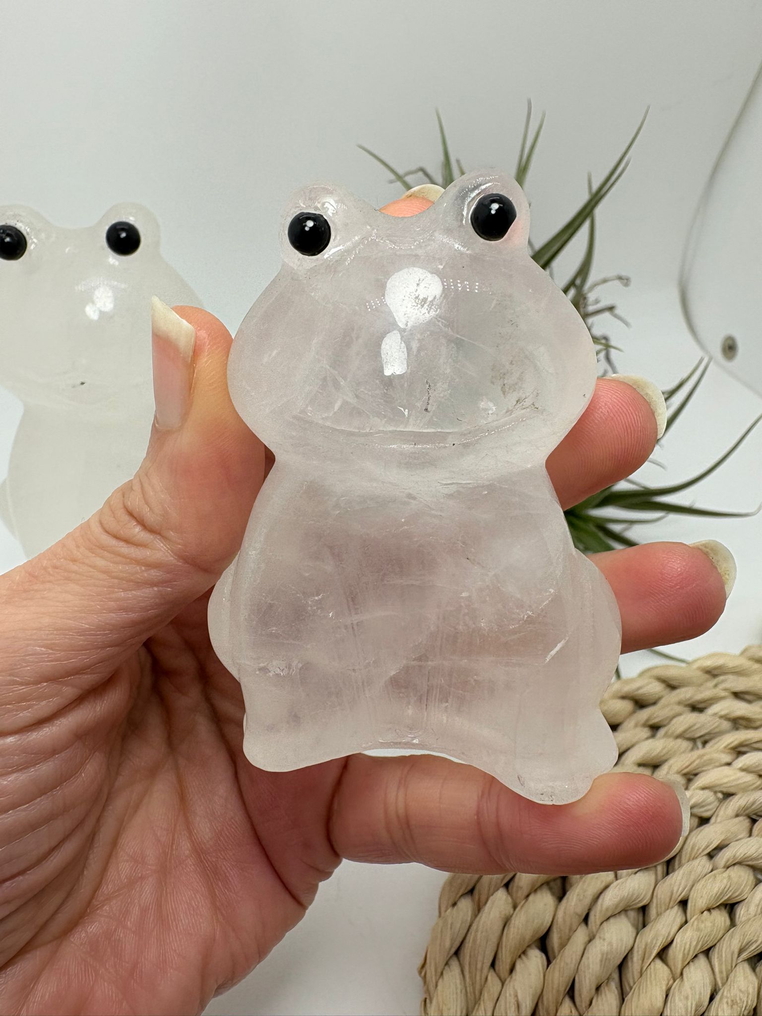 ranas talladas en cuarzo cristalino. En un conjunto de 3 piezas de cuarzo blanco.