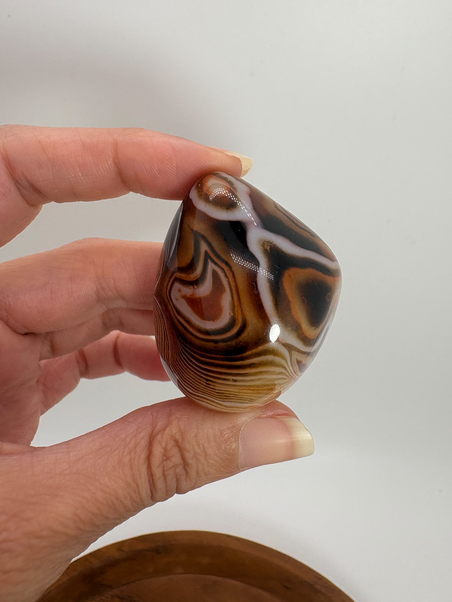 
Ágata Sardónice natural de Madagascar, pulida y de pieza única. Descubre sus elegantes bandas naturales y añade un mineral exclusivo a tu colección.