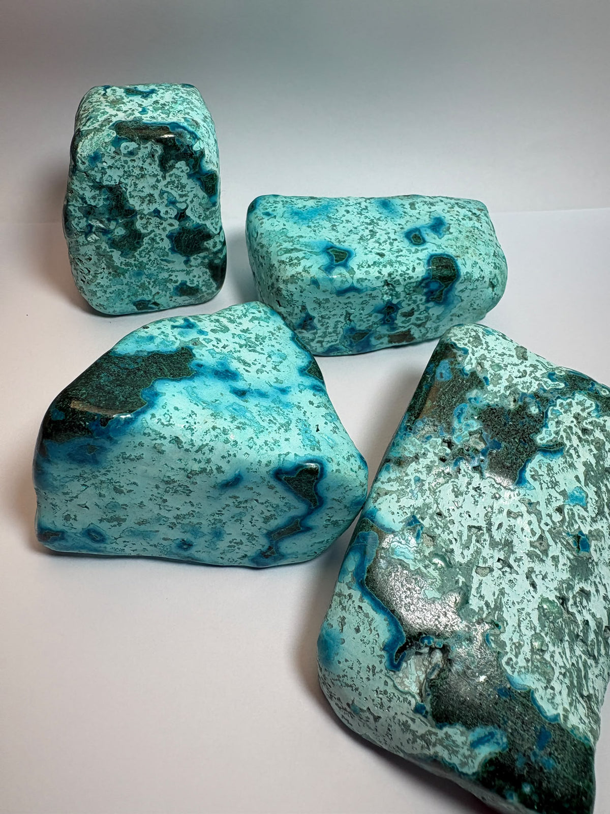 Rodados de crisocola semipulidos con preciosos tonos azules, turquesas y verdes. Piezas únicas disponibles en diferentes variantes.