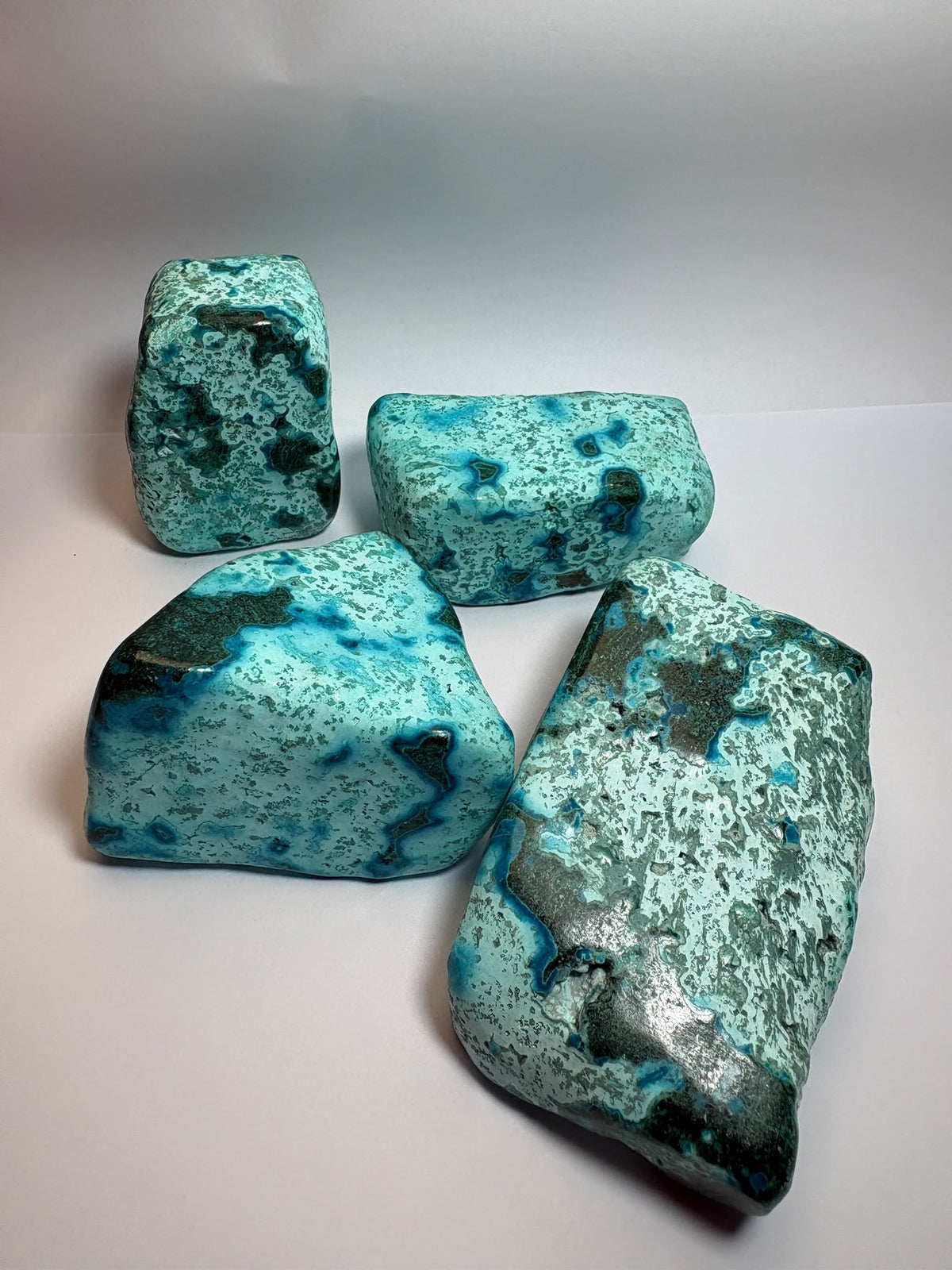 Rodados de crisocola semipulidos con preciosos tonos azules, turquesas y verdes. Piezas únicas disponibles en diferentes variantes.