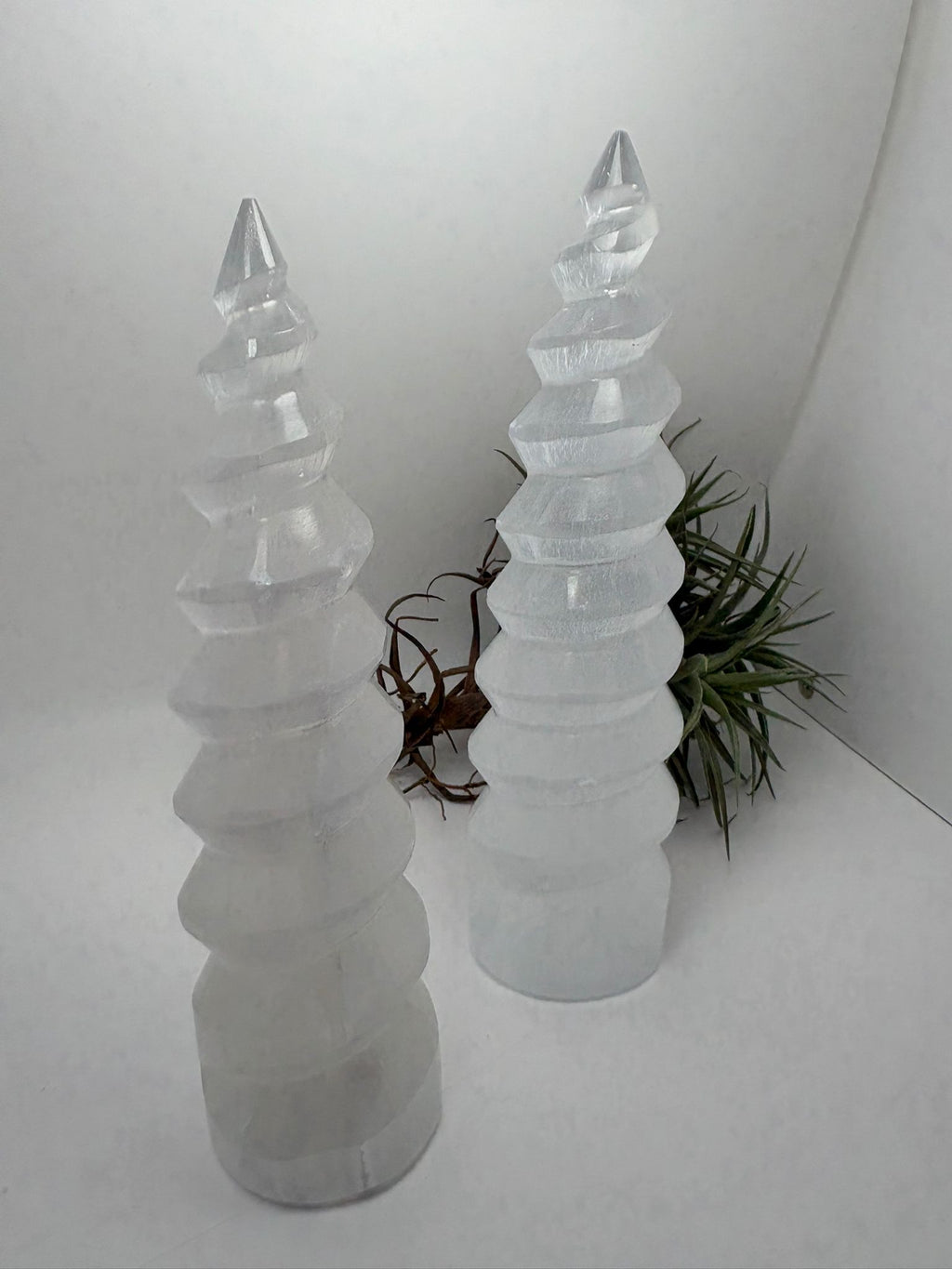 Torre de selenita natural en forma de espiral de 10 cm. Ideal para decoración y limpieza energética.