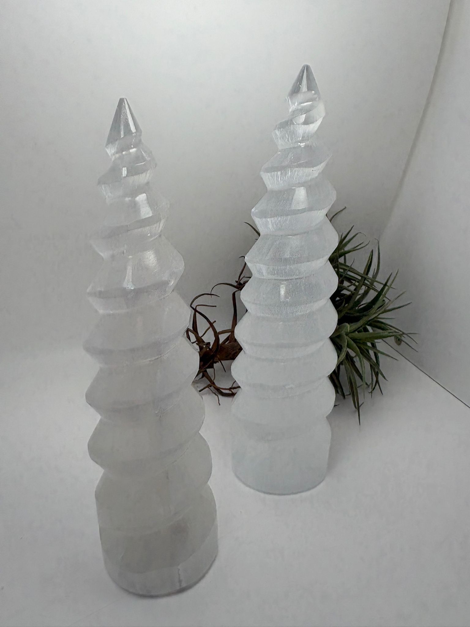 Torre de selenita natural en forma de espiral de 10 cm. Ideal para decoración y limpieza energética.