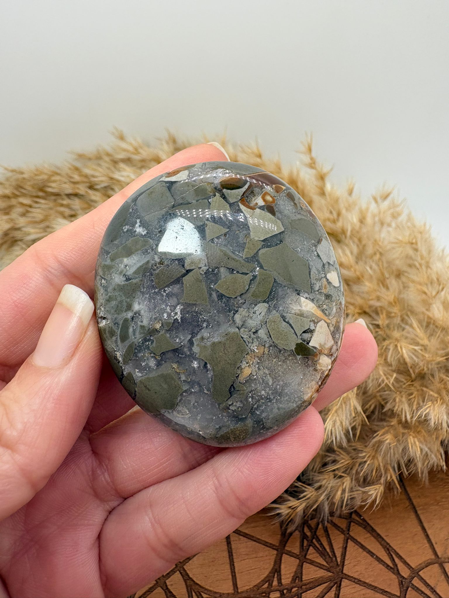 Palmstone de septaria de Madagascar con tonos naturales únicos. Piedra de enraizamiento, protección y equilibrio emocional. Ideal para meditación y calma interior.