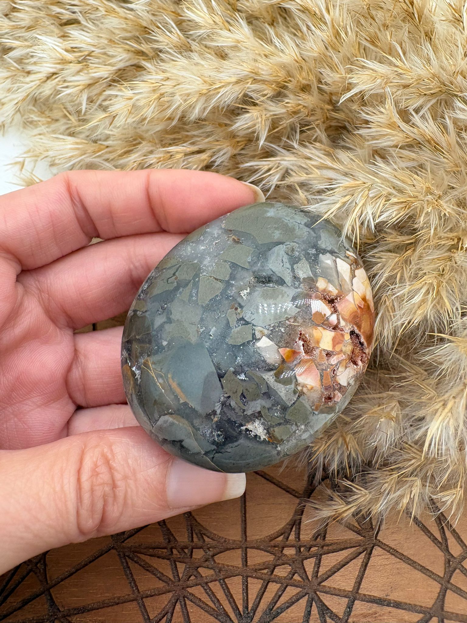 Palmstone de septaria de Madagascar con tonos naturales únicos. Piedra de enraizamiento, protección y equilibrio emocional. Ideal para meditación y calma interior.