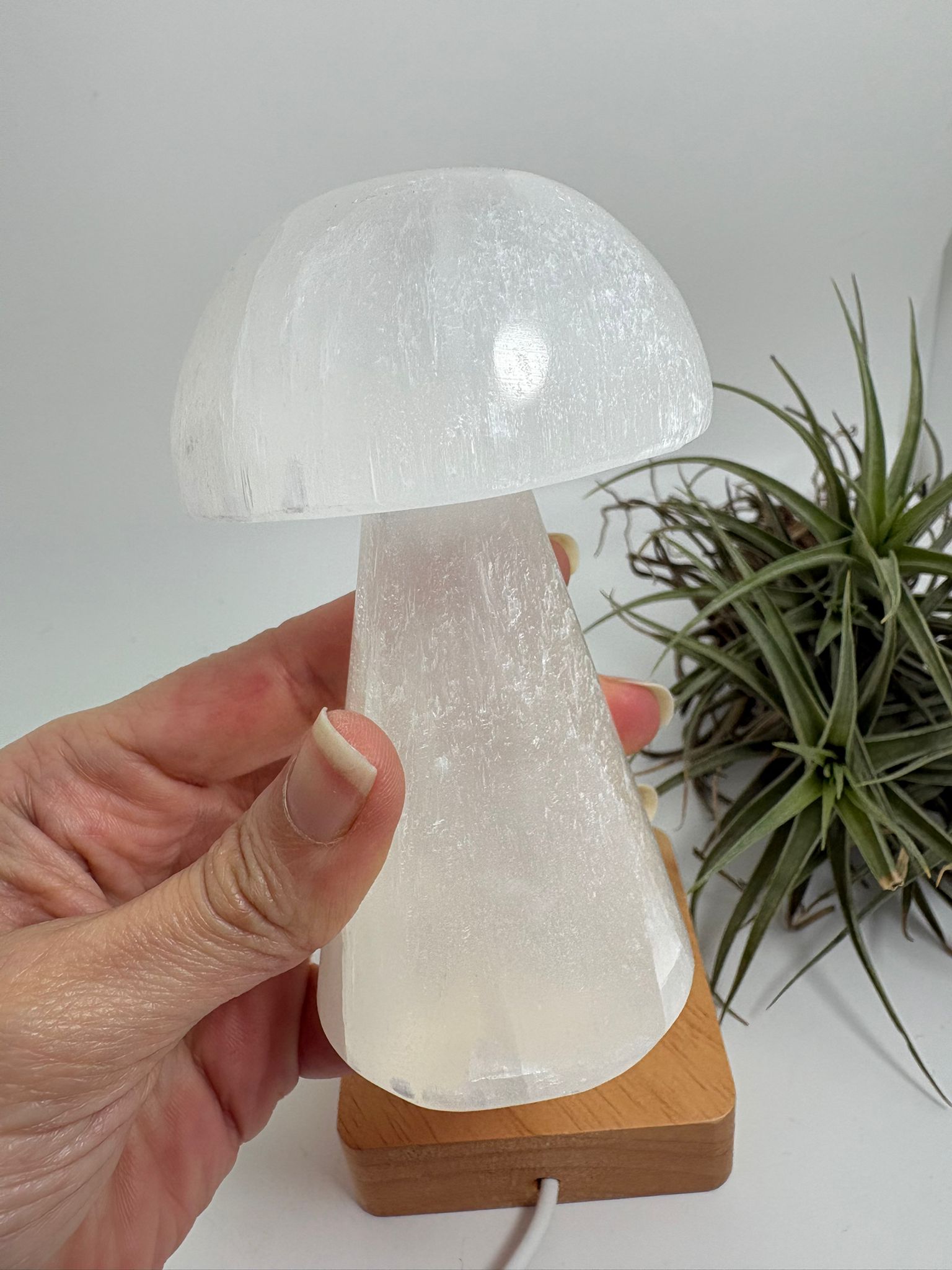 Lámpara usb de selenita natural con base led de madera. Pieza de gran calidad, elegante y luminosa, ideal para decorar y armonizar cualquier espacio.