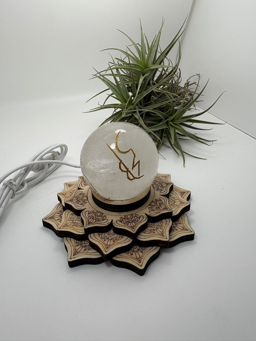 Base LED de madera en forma de flor de loto para esferas de 5 a 7 cm. Luz cálida y conexión USB, ideal para minerales.