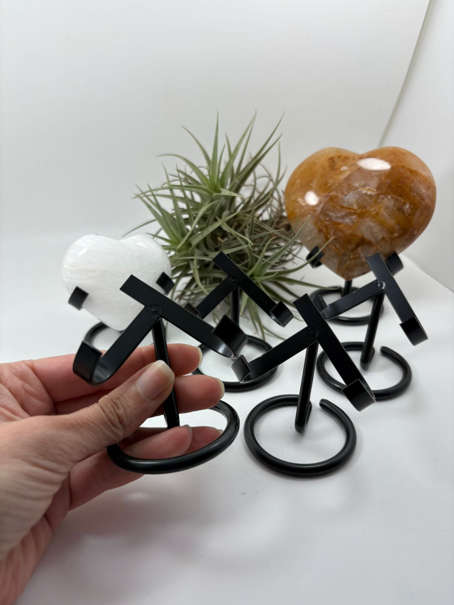 Soporte metálico en color negro, ideal para exponer corazones de minerales de forma elegante y estable.

Su diseño sencillo y resistente permite realzar la belleza de las piezas, convirtiéndolo en un complemento perfecto para decoración o colección.

Compatible con corazones de diferentes tamaños, aportando estabilidad y un toque decorativo moderno.

Ideal para exposición en estanterías, mesas o espacios energéticos.

Material: metal
Color: negro

Corazón mineral no incluido.