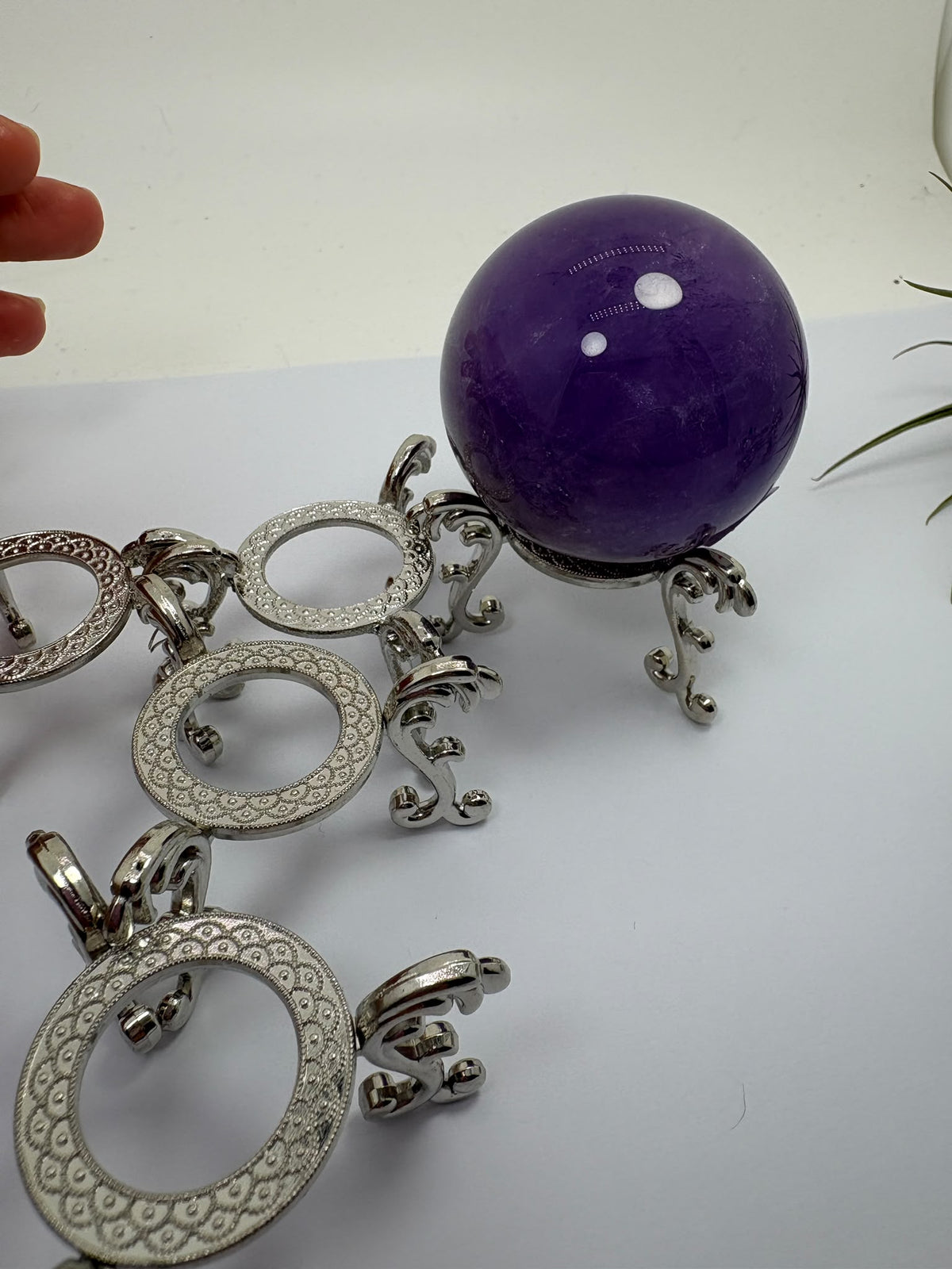 Realza tus esferas de minerales con esta base de metal plateado de diseño decorativo. Ideal para presentar esferas medianas y grandes con elegancia.