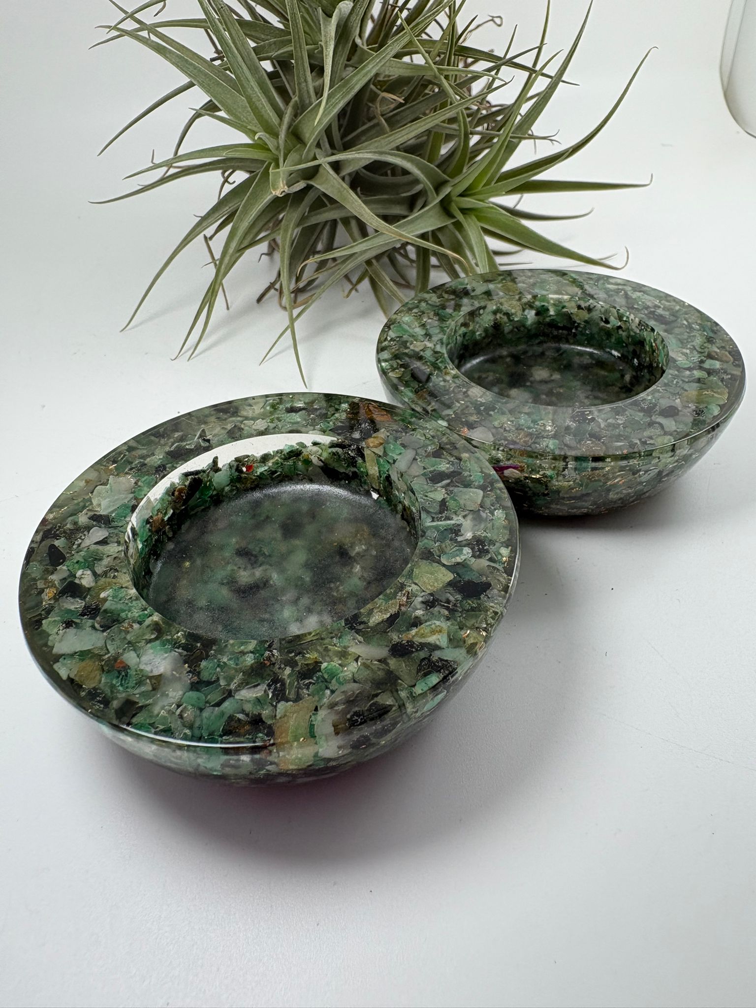 bases de resina con chips de minerales naturales para esferas de minerales 
