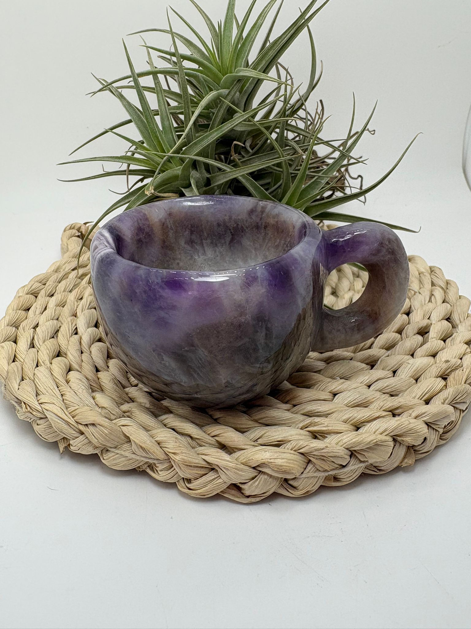 Taza de amatista natural tallada a mano pieza única con propiedades calmantes y energéticas ideal para decoración espiritual y coleccionismo