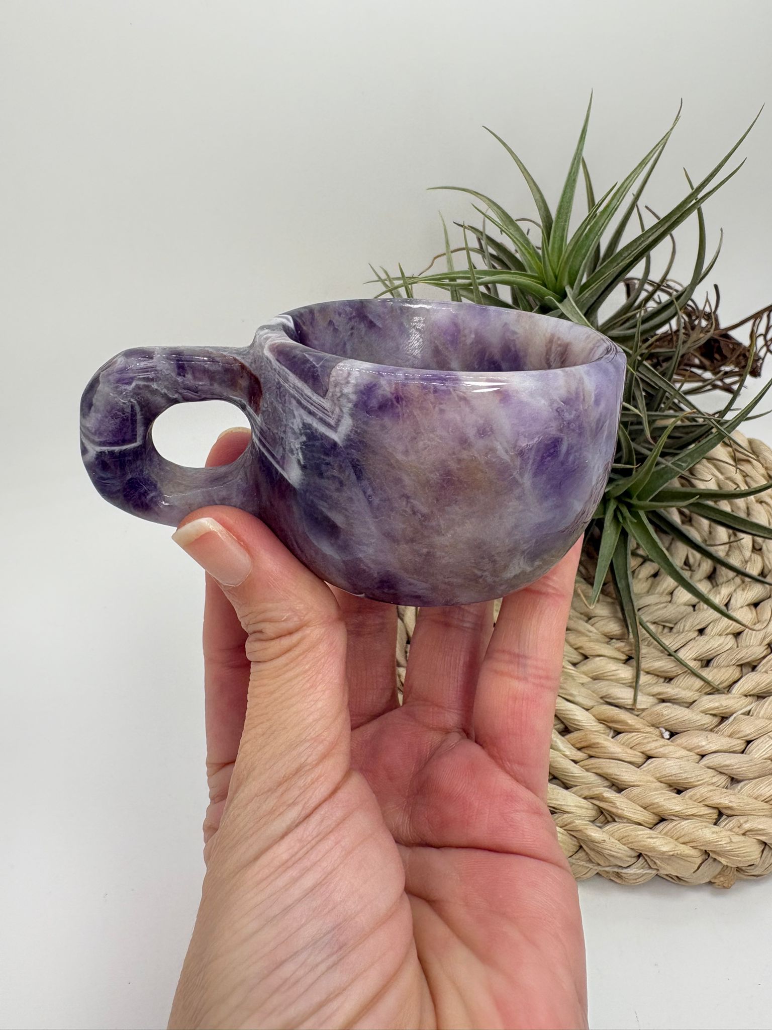 Taza de amatista natural tallada a mano pieza única con propiedades calmantes y energéticas ideal para decoración espiritual y coleccionismo