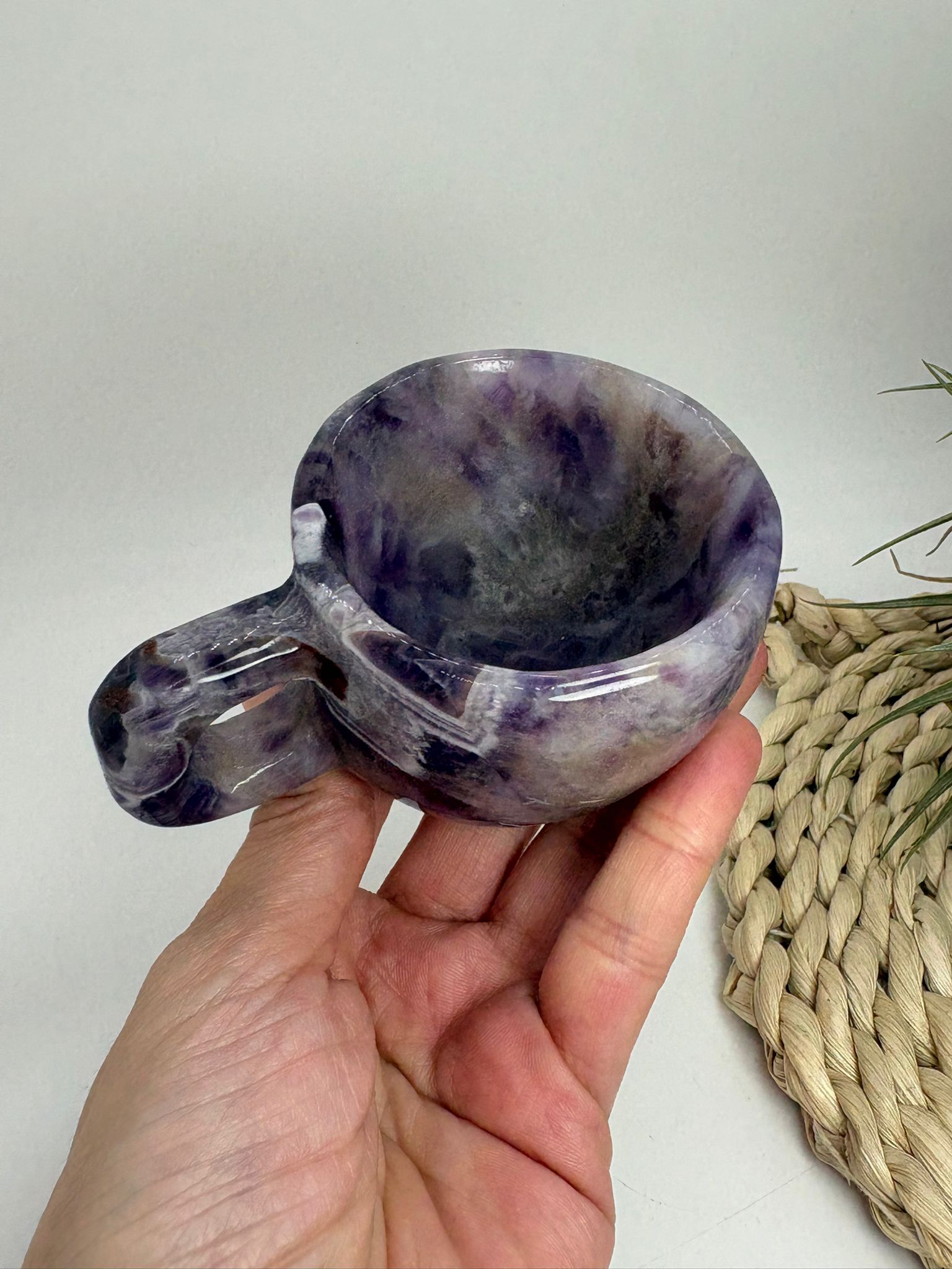 Taza de amatista natural tallada a mano pieza única con propiedades calmantes y energéticas ideal para decoración espiritual y coleccionismo