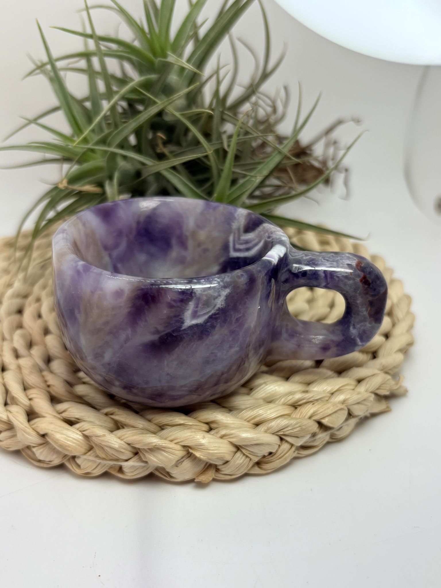 Taza de amatista natural tallada a mano pieza única con propiedades calmantes y energéticas ideal para decoración espiritual y coleccionismo