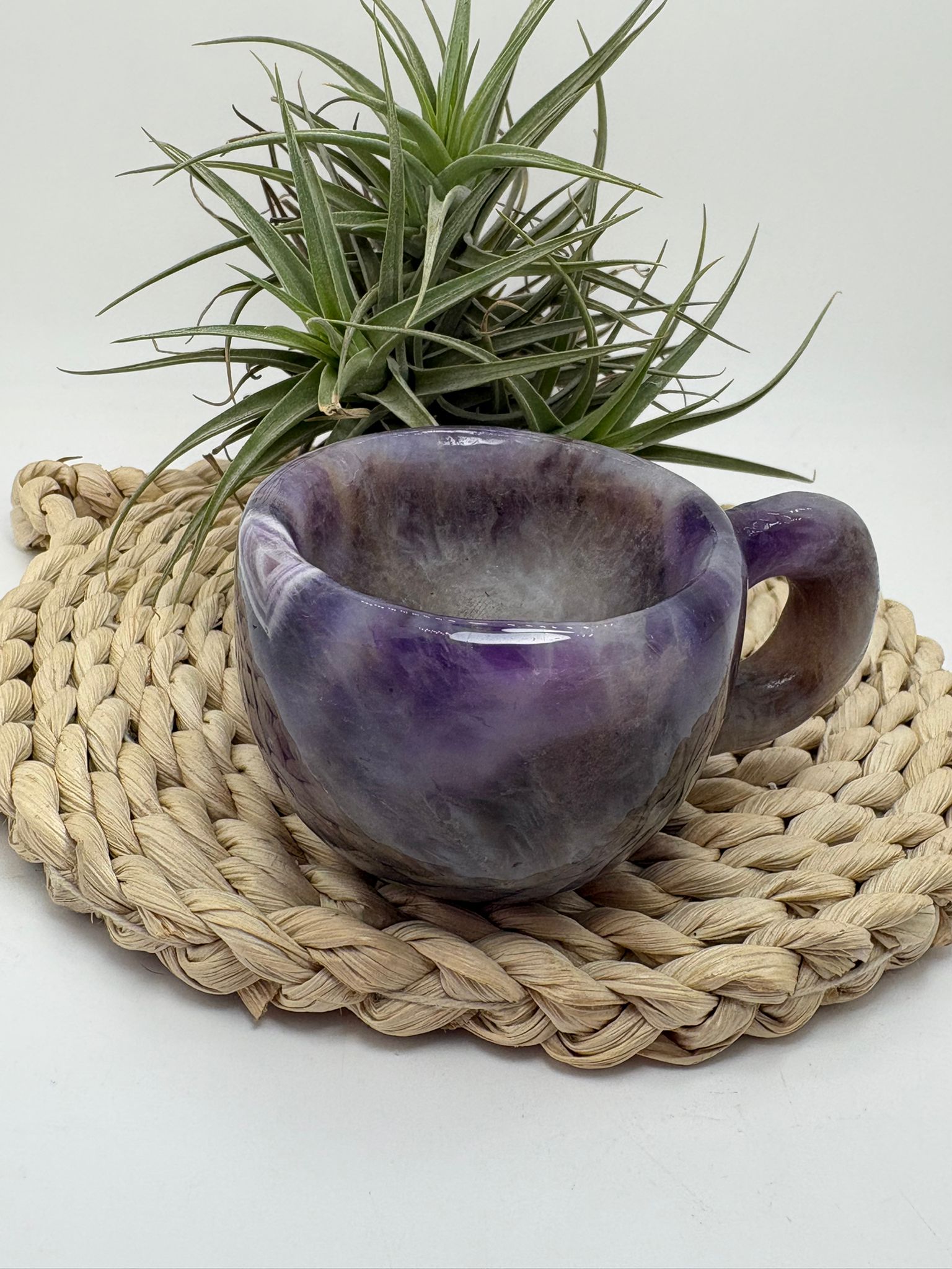 Taza de amatista natural tallada a mano pieza única con propiedades calmantes y energéticas ideal para decoración espiritual y coleccionismo