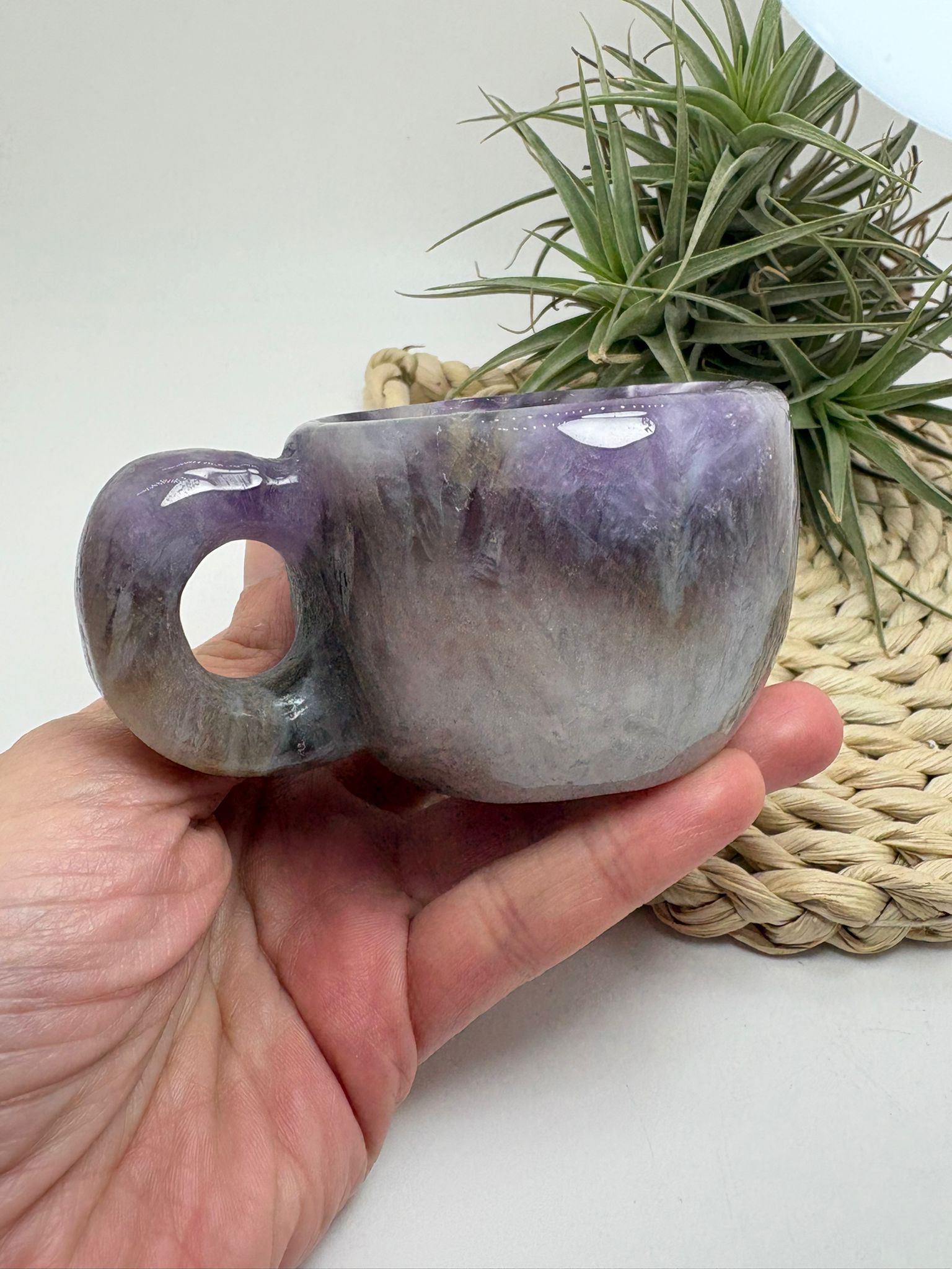 Taza de amatista natural tallada a mano pieza única con propiedades calmantes y energéticas ideal para decoración espiritual y coleccionismo