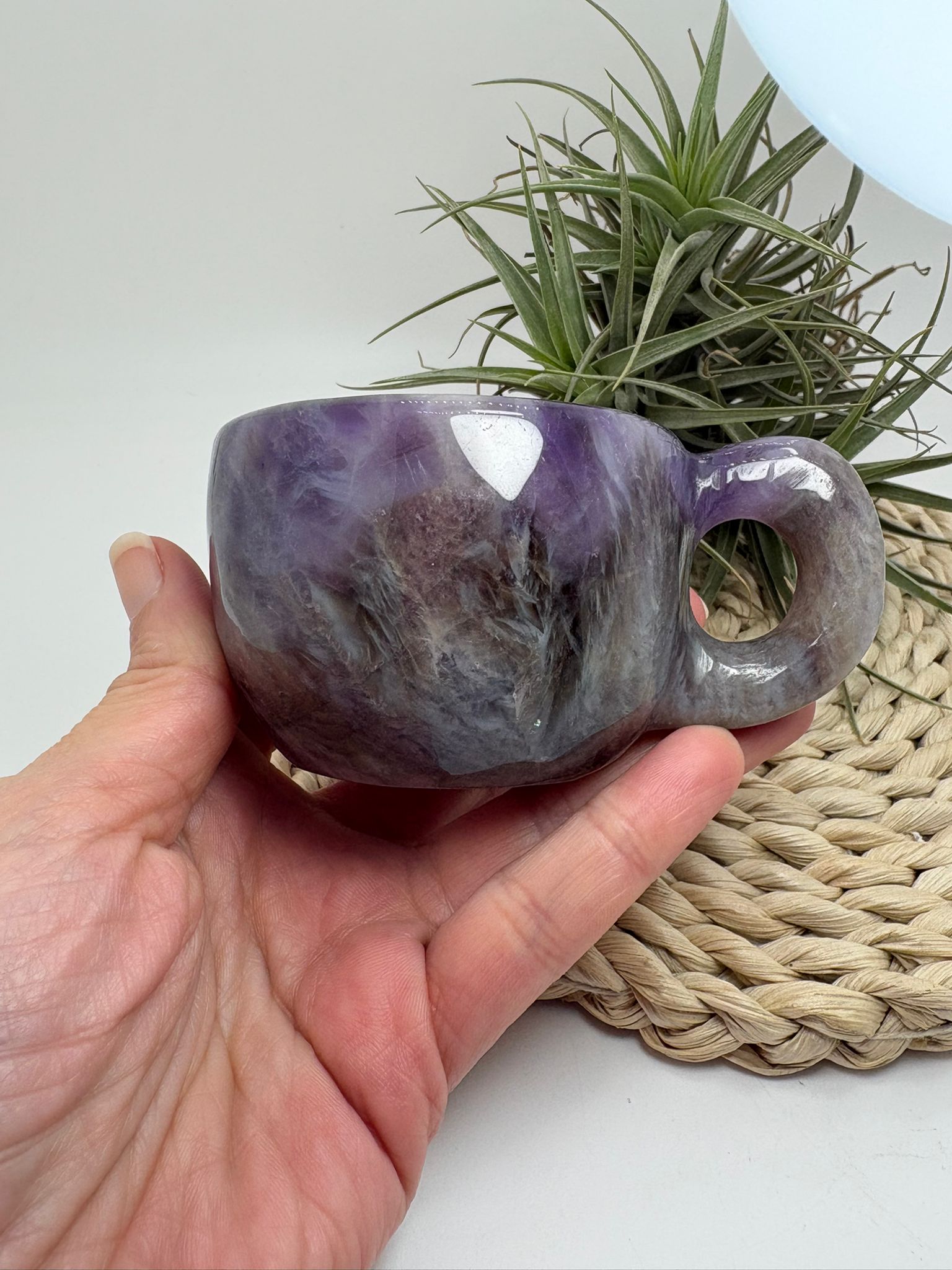 Taza de amatista natural tallada a mano pieza única con propiedades calmantes y energéticas ideal para decoración espiritual y coleccionismo