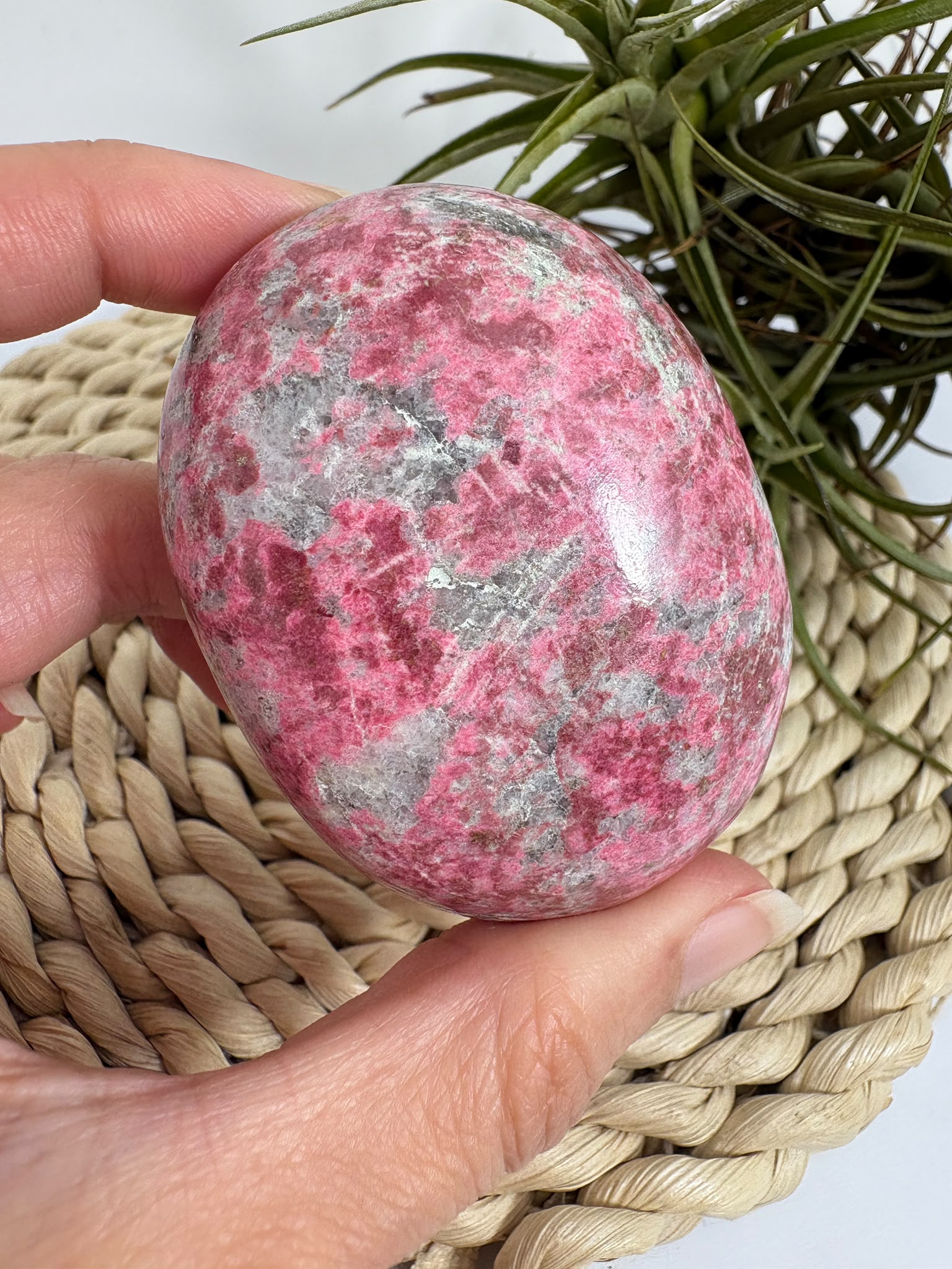 Palmstone de thulita natural de Noruega de 6,1 cm. Piedra asociada al amor, la alegría y la energía del corazón. Pieza única