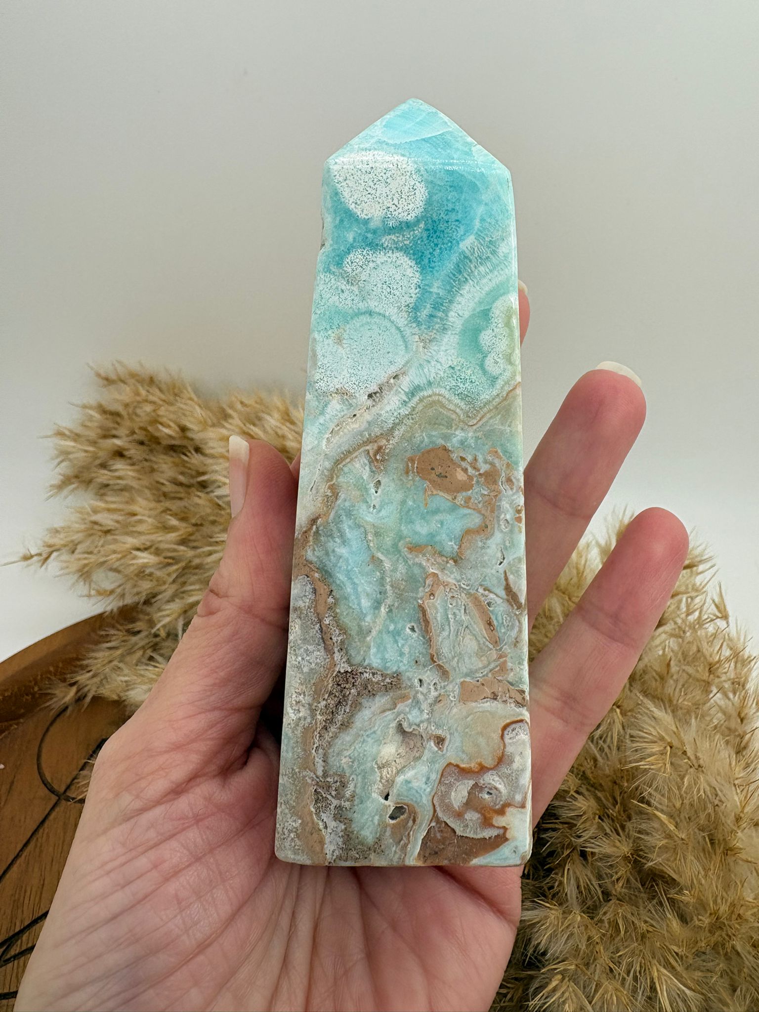 Torre de aragonito azul con cavidades naturales de Pakistán. Piedra calmante ideal para reducir el estrés, decorar tu hogar y aportar energía de paz y equilibrio.