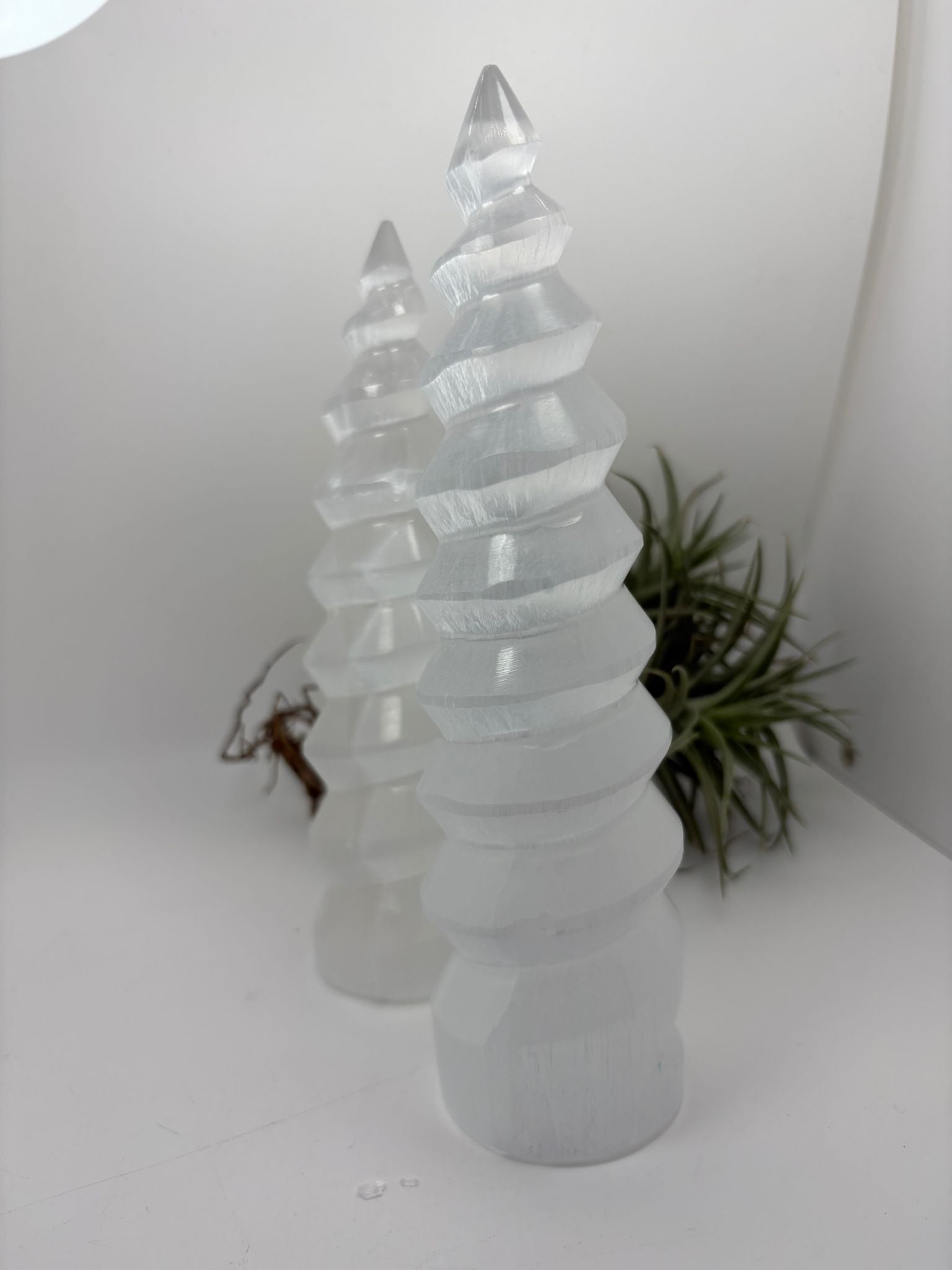 Torre de selenita natural en forma de espiral de 10 cm. Ideal para decoración y limpieza energética.