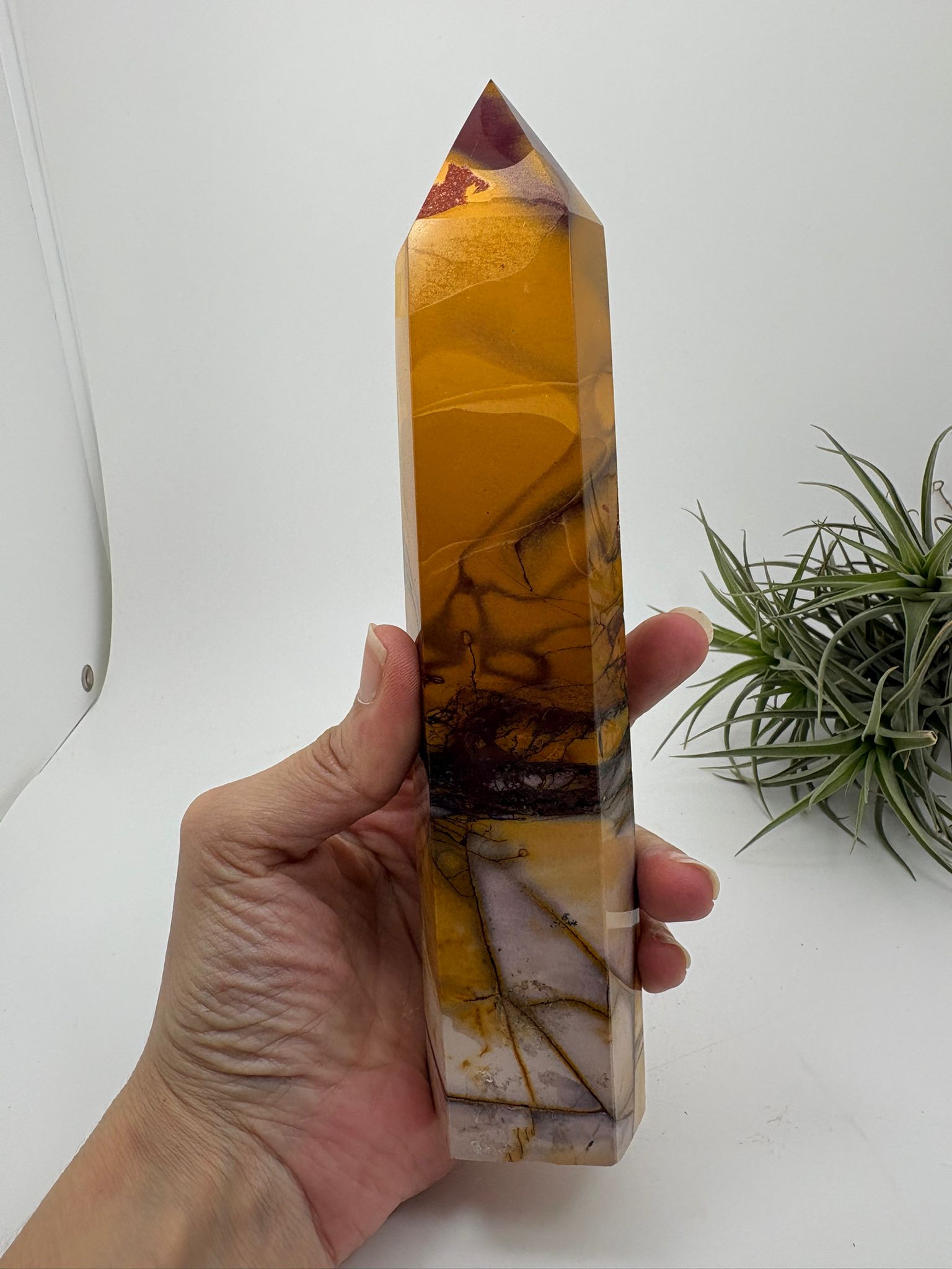 Punta de jaspe mokaita natural de gran tamaño con espectaculares vetas y colores tierra. Ideal para decoración, meditación, colección y armonización energética.
