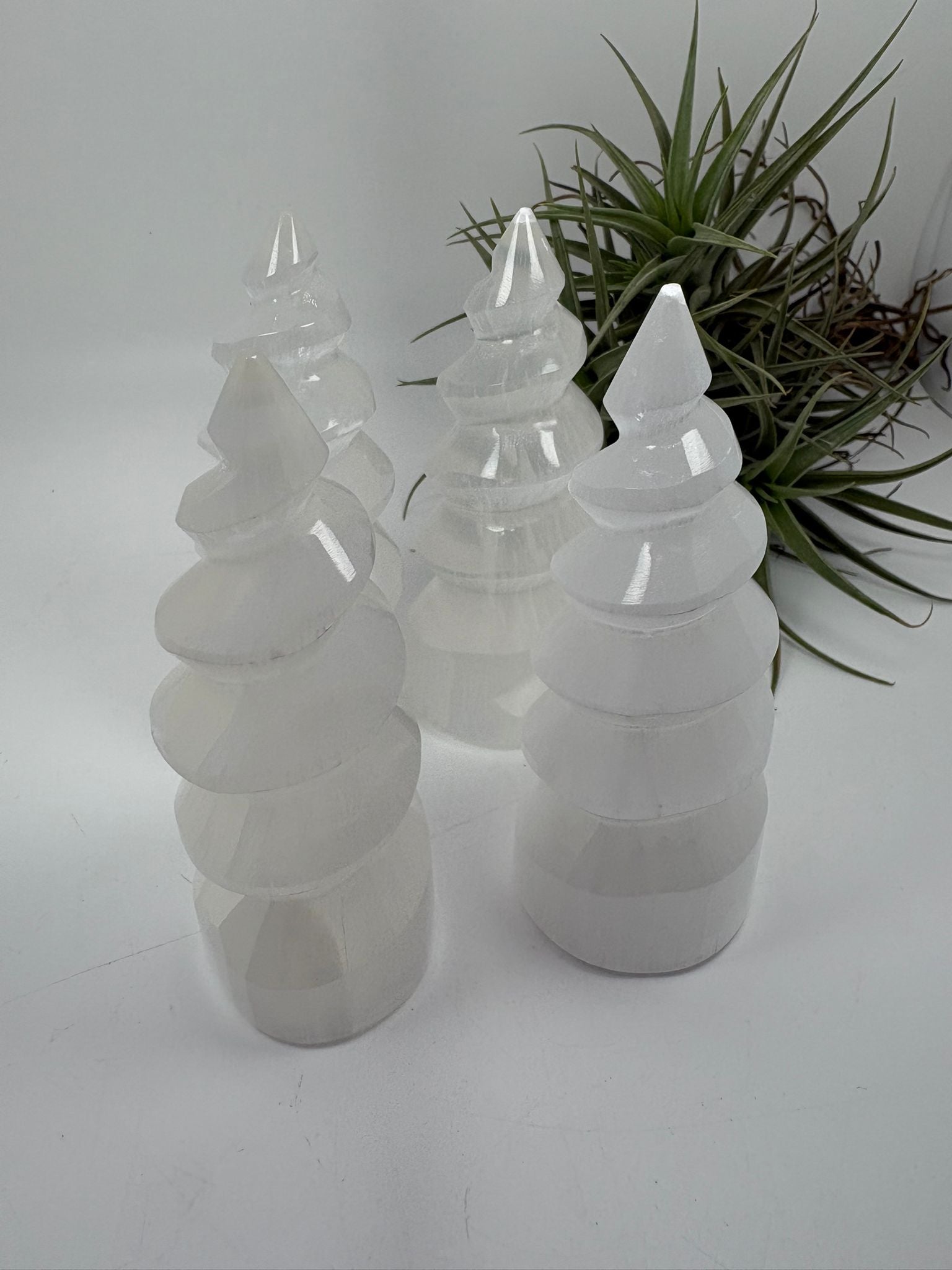 Torre de selenita natural en forma de espiral de 10 cm. Ideal para decoración y limpieza energética.