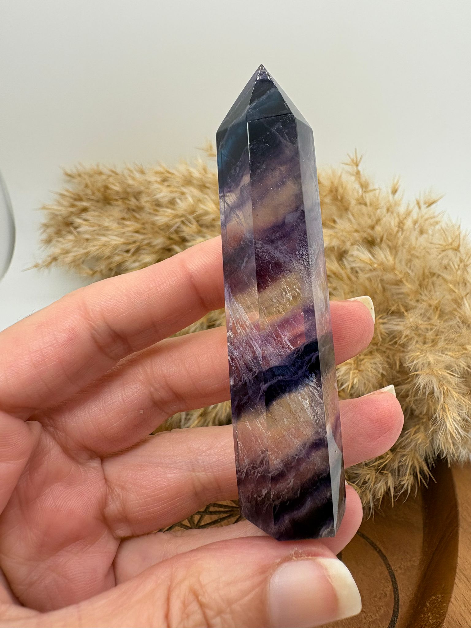 Punta de fluorita natural muy cristalina y de gran calidad. Pieza única ideal para aportar claridad mental, concentración y equilibrio en tu día a día.