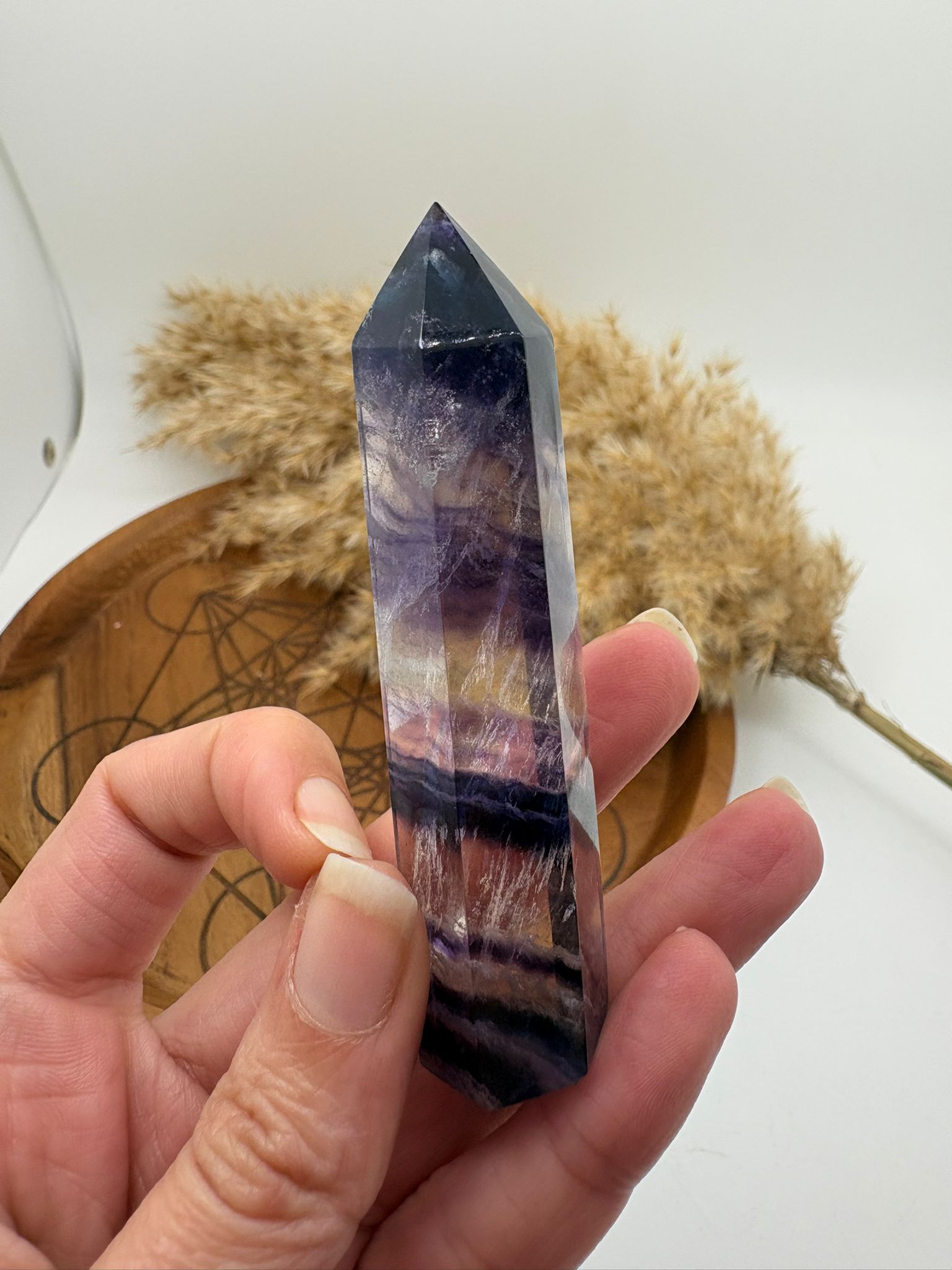 Punta de fluorita natural muy cristalina y de gran calidad. Pieza única ideal para aportar claridad mental, concentración y equilibrio en tu día a día.