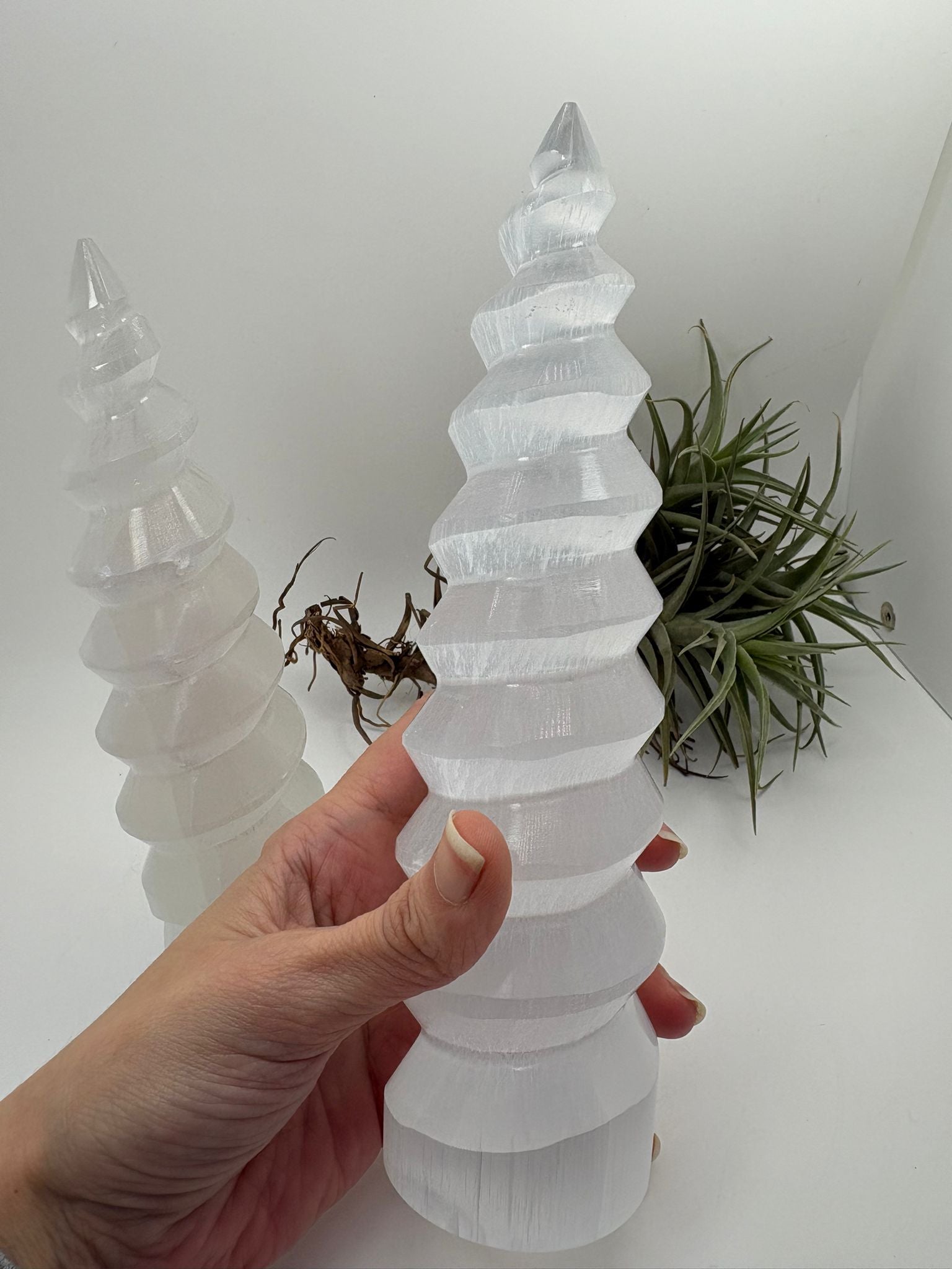 Torre de selenita natural en forma de espiral de 10 cm. Ideal para decoración y limpieza energética.