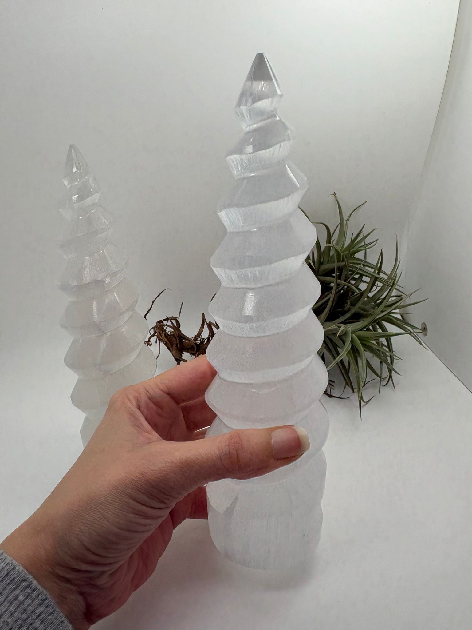 Torre de selenita natural en forma de espiral de 10 cm. Ideal para decoración y limpieza energética.
