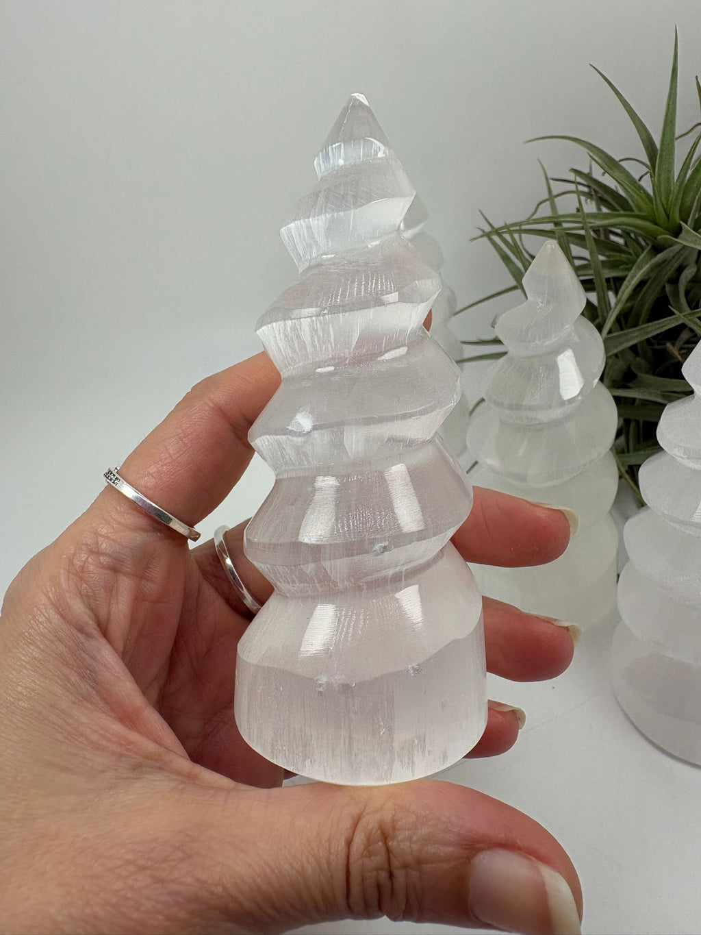 Torre de selenita natural en forma de espiral de 10 cm. Ideal para decoración y limpieza energética.
