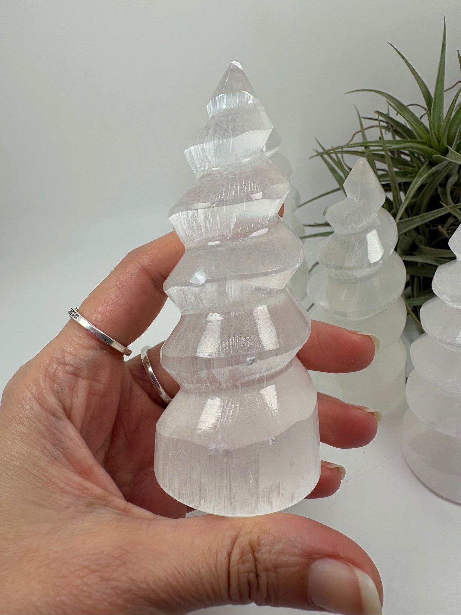 Torre de selenita natural en forma de espiral de 10 cm. Ideal para decoración y limpieza energética.