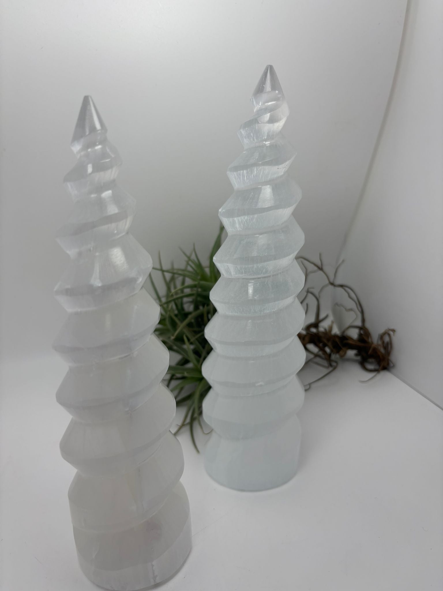 Torre de selenita natural en forma de espiral de 10 cm. Ideal para decoración y limpieza energética.