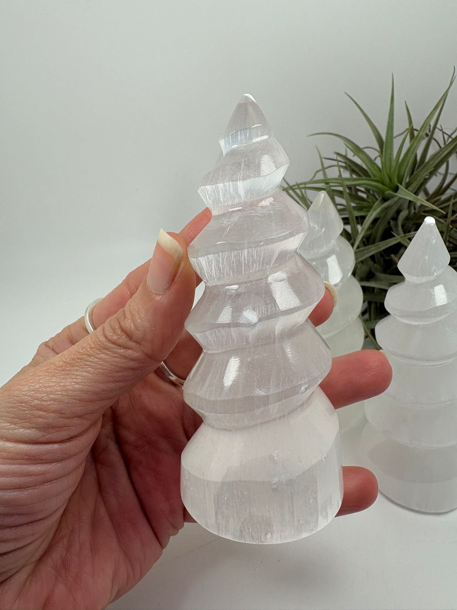 Torre de selenita natural en forma de espiral de 10 cm. Ideal para decoración y limpieza energética.