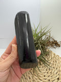 Turmalina negra semi pulida, pieza única de alta protección energética. Ideal para armonizar tu hogar y bloquear energías negativas.