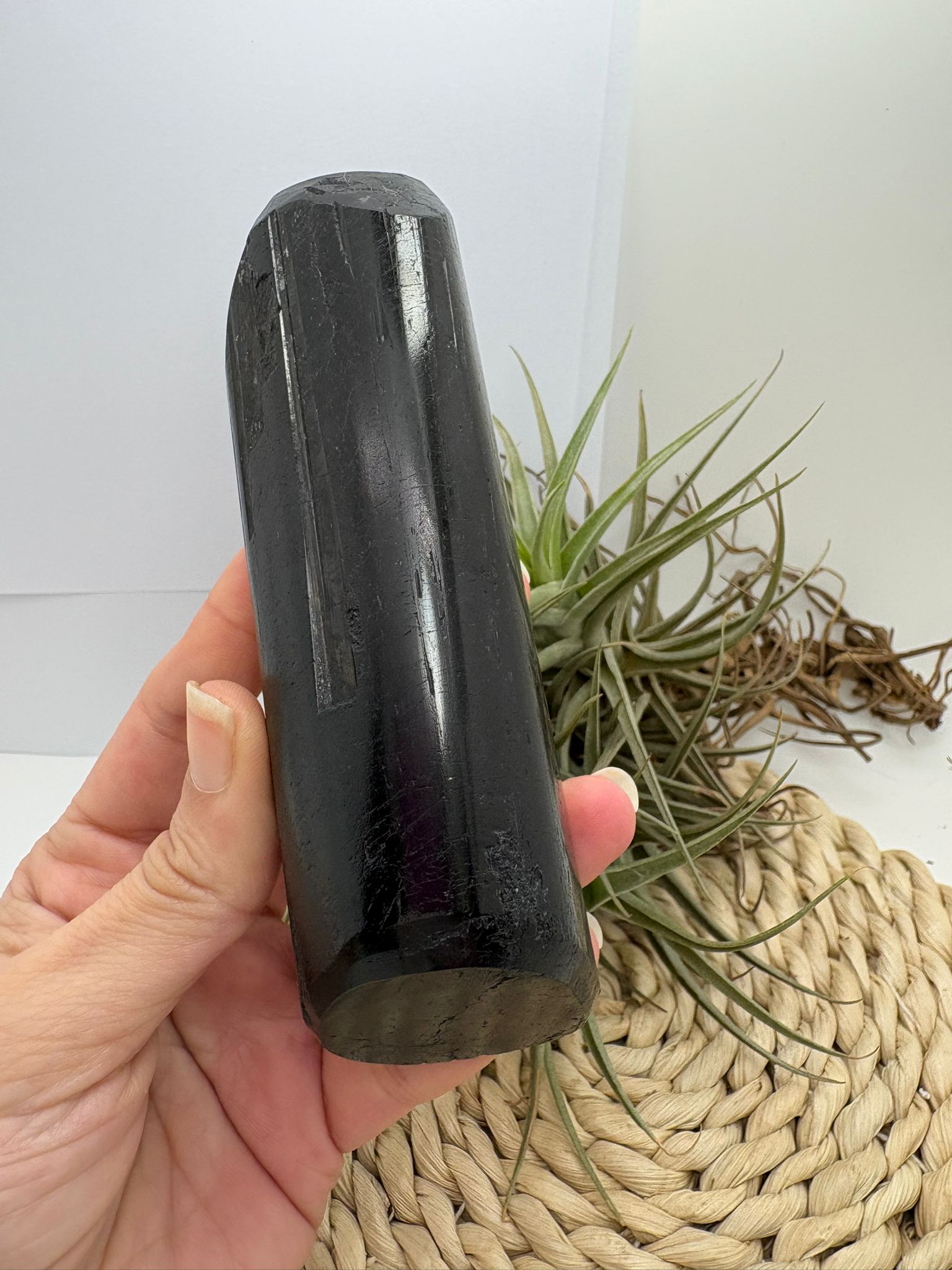Turmalina negra semi pulida, pieza única de alta protección energética. Ideal para armonizar tu hogar y bloquear energías negativas.