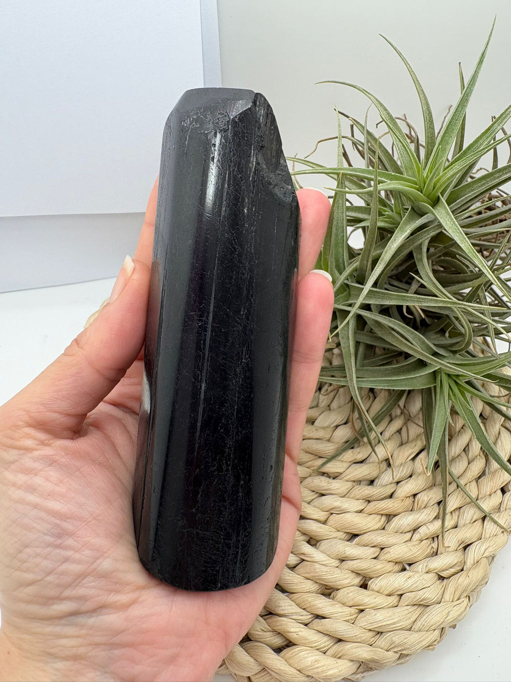 Turmalina negra semi pulida, pieza única de alta protección energética. Ideal para armonizar tu hogar y bloquear energías negativas.