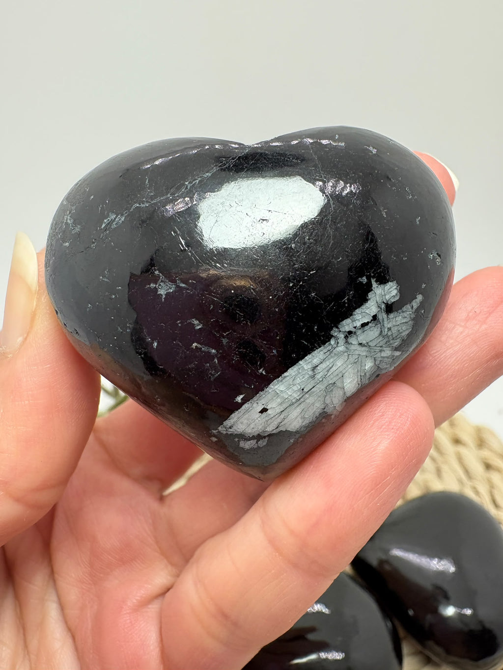 Corazón de turmalina negra pulida, escogido uno a uno. Una pieza especial para regalar, decorar o acompañarte en tus momentos de calma.